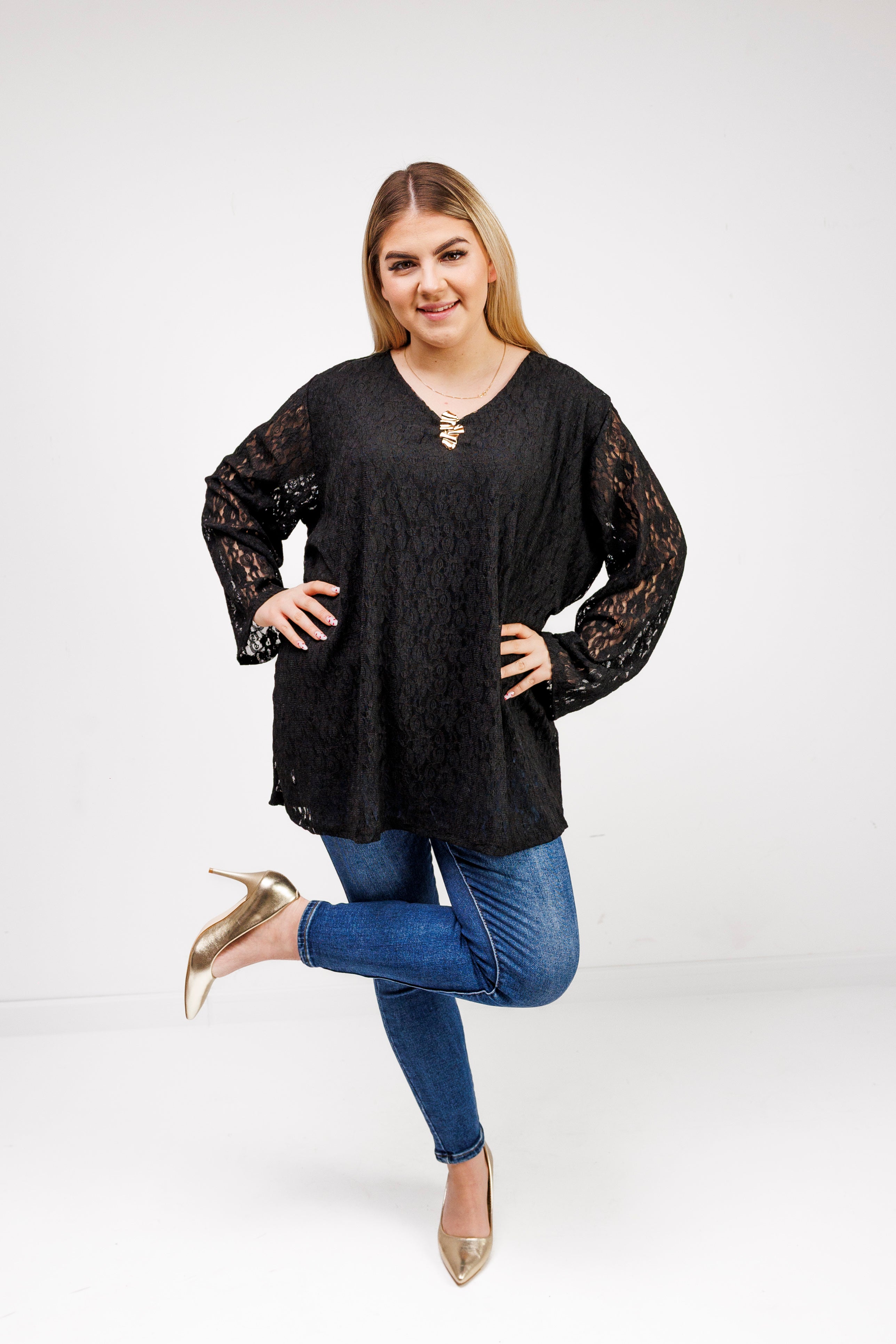 Bluzka z ażurowej koronki z biżuteryjną przypinką Czarny