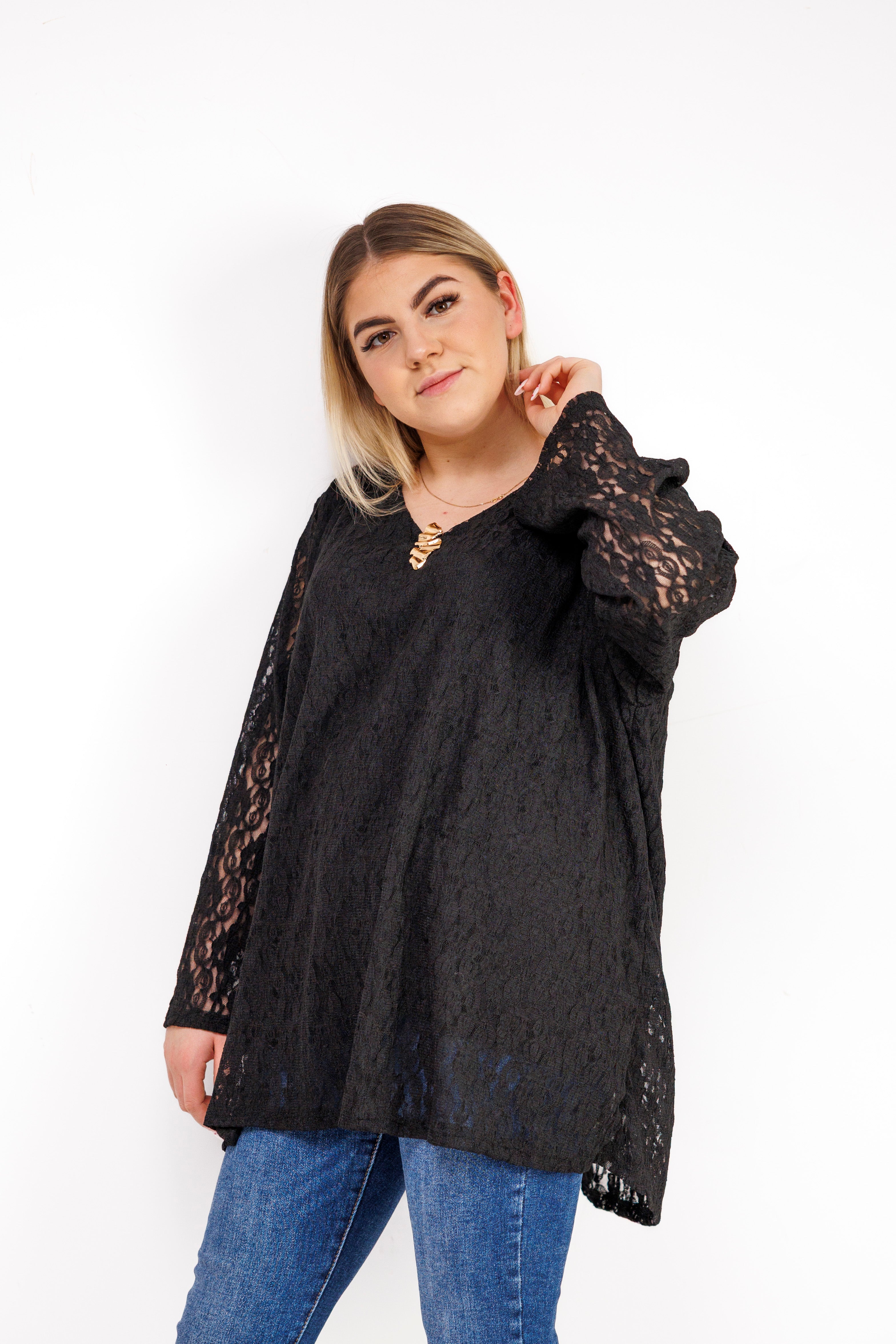 Bluzka z ażurowej koronki z biżuteryjną przypinką Czarny