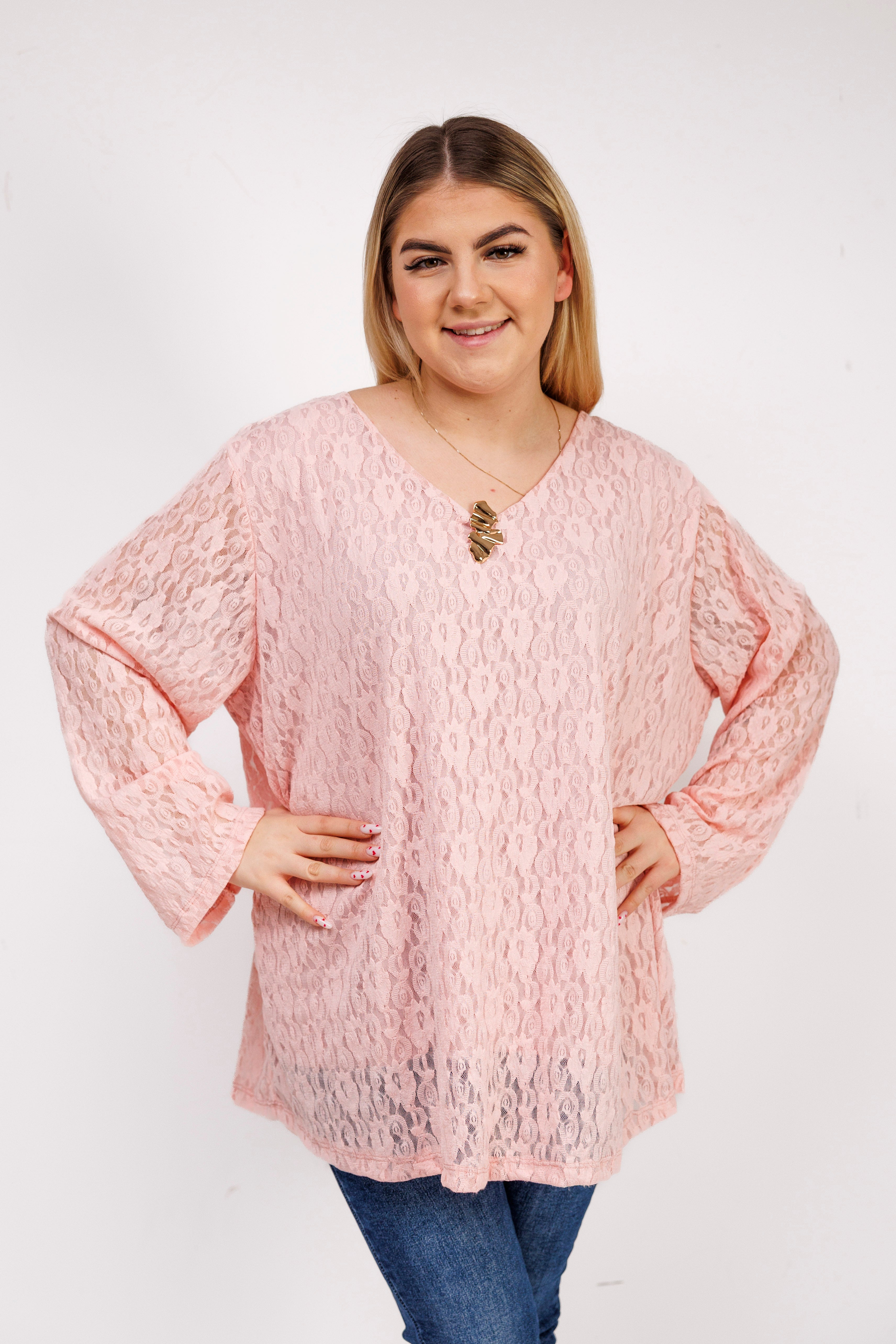 Bluzka z ażurowej koronki z biżuteryjną przypinką Pudrowy Róż