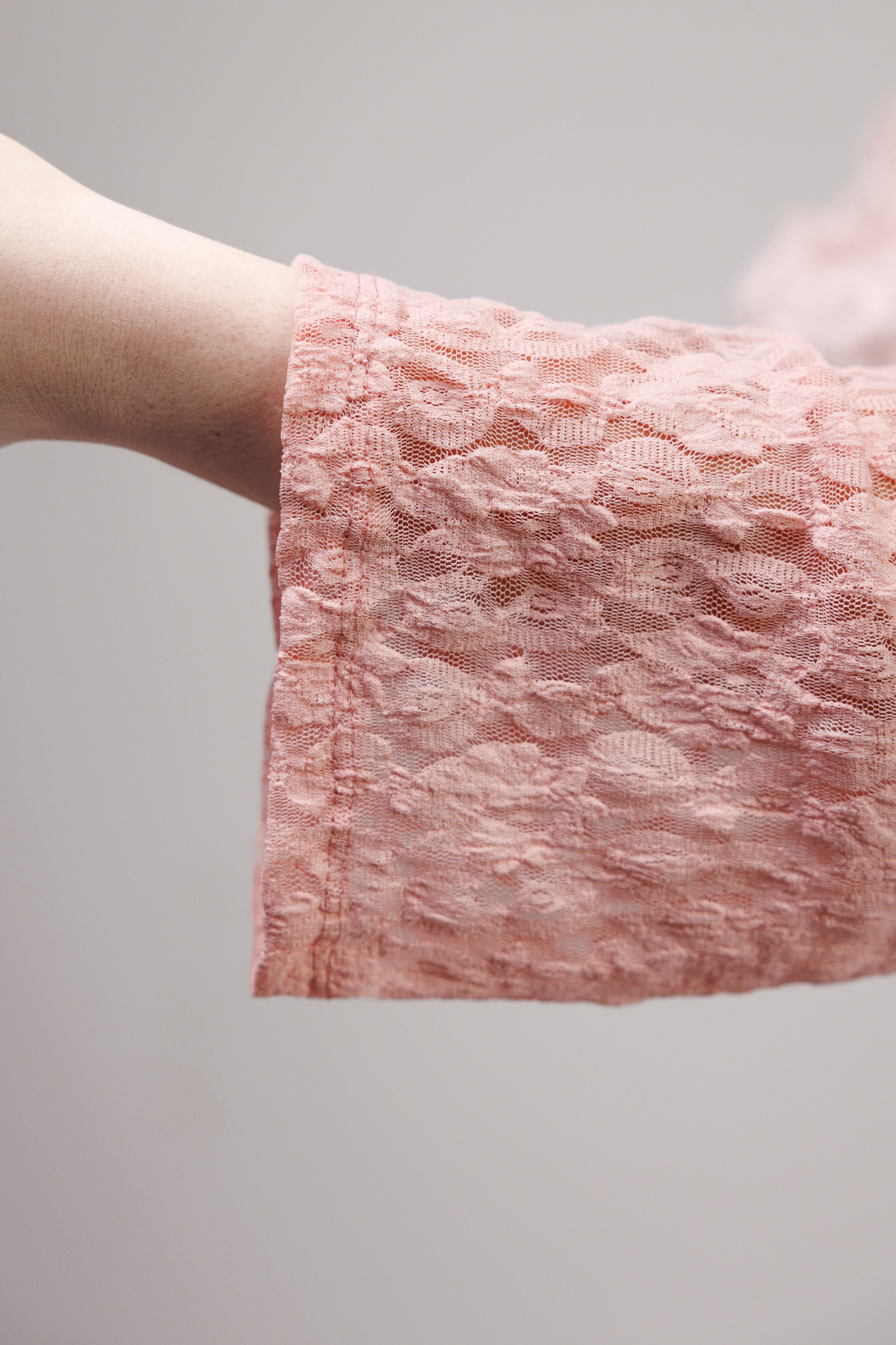 Bluzka z ażurowej koronki z biżuteryjną przypinką Pudrowy Róż