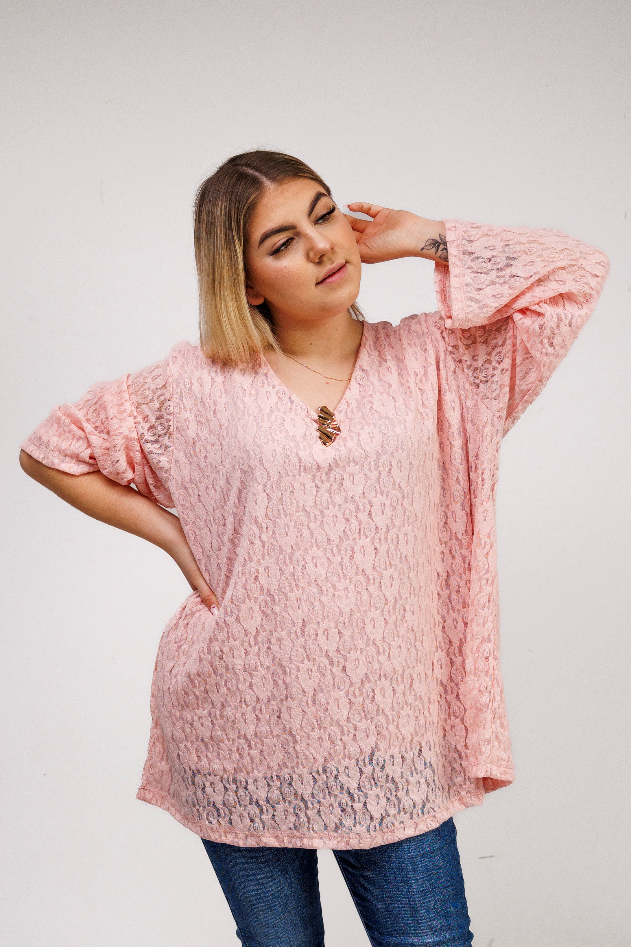 Bluzka z ażurowej koronki z biżuteryjną przypinką Pudrowy Róż