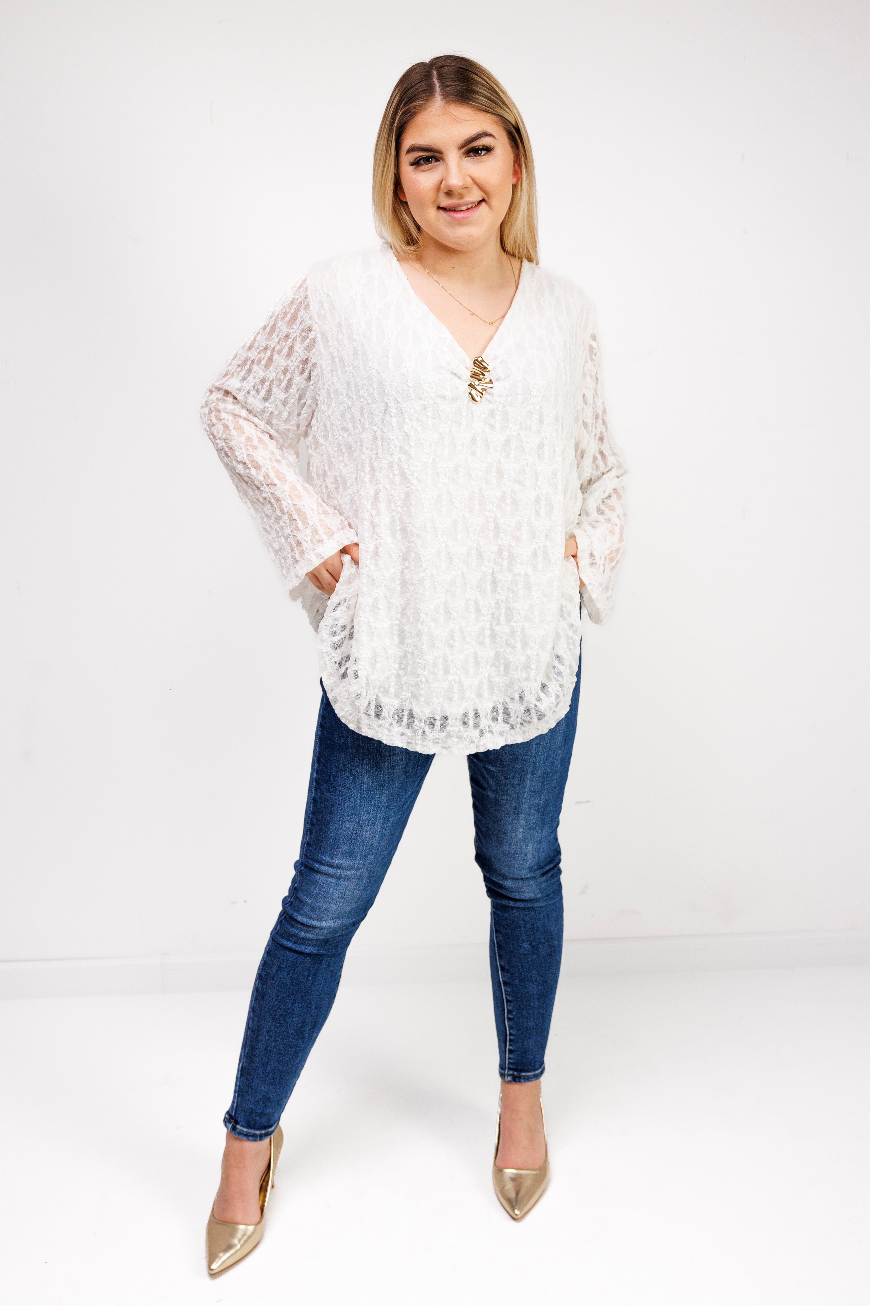 Bluzka z ażurowej koronki z biżuteryjną przypinką Krem