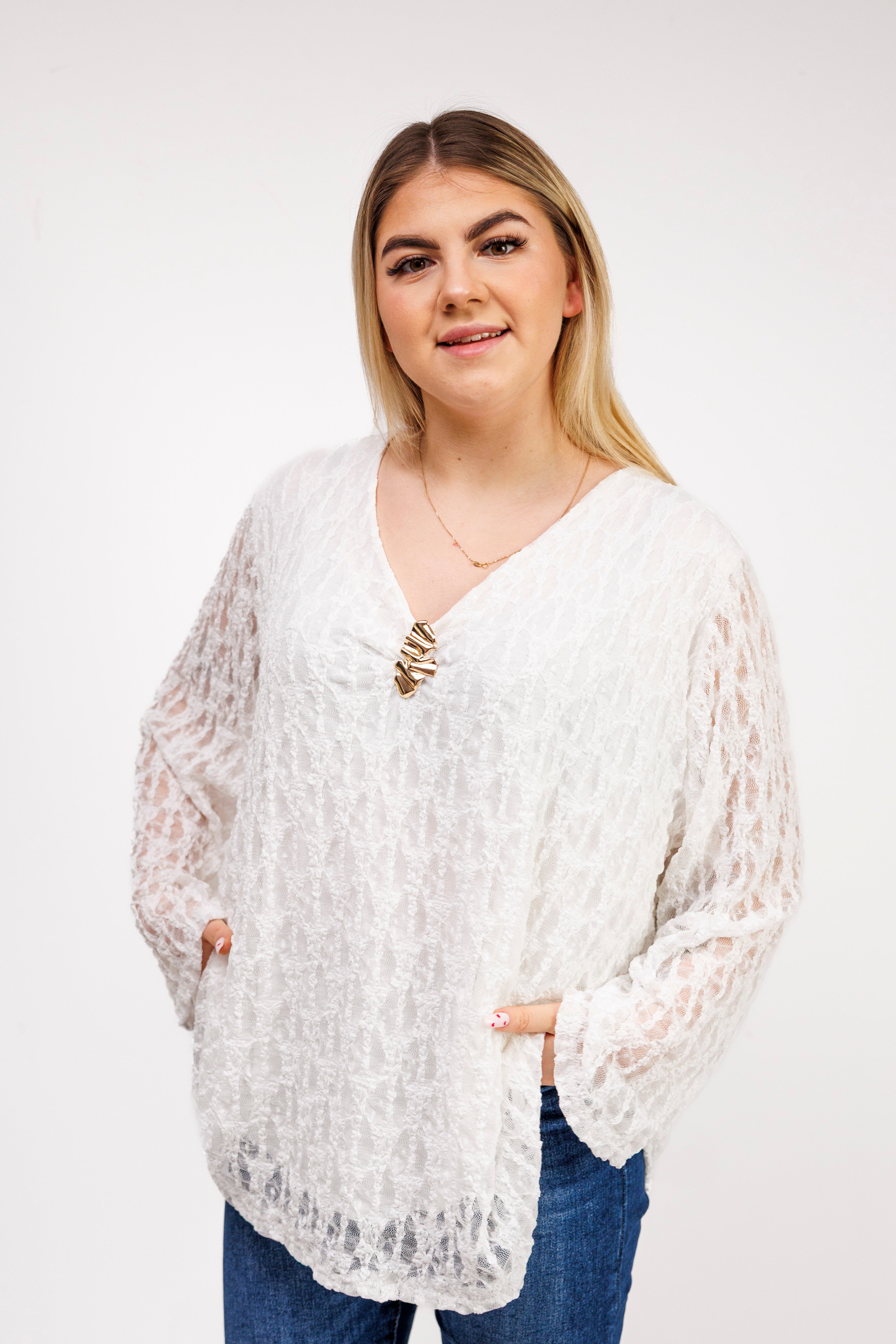 Bluzka z ażurowej koronki z biżuteryjną przypinką Krem