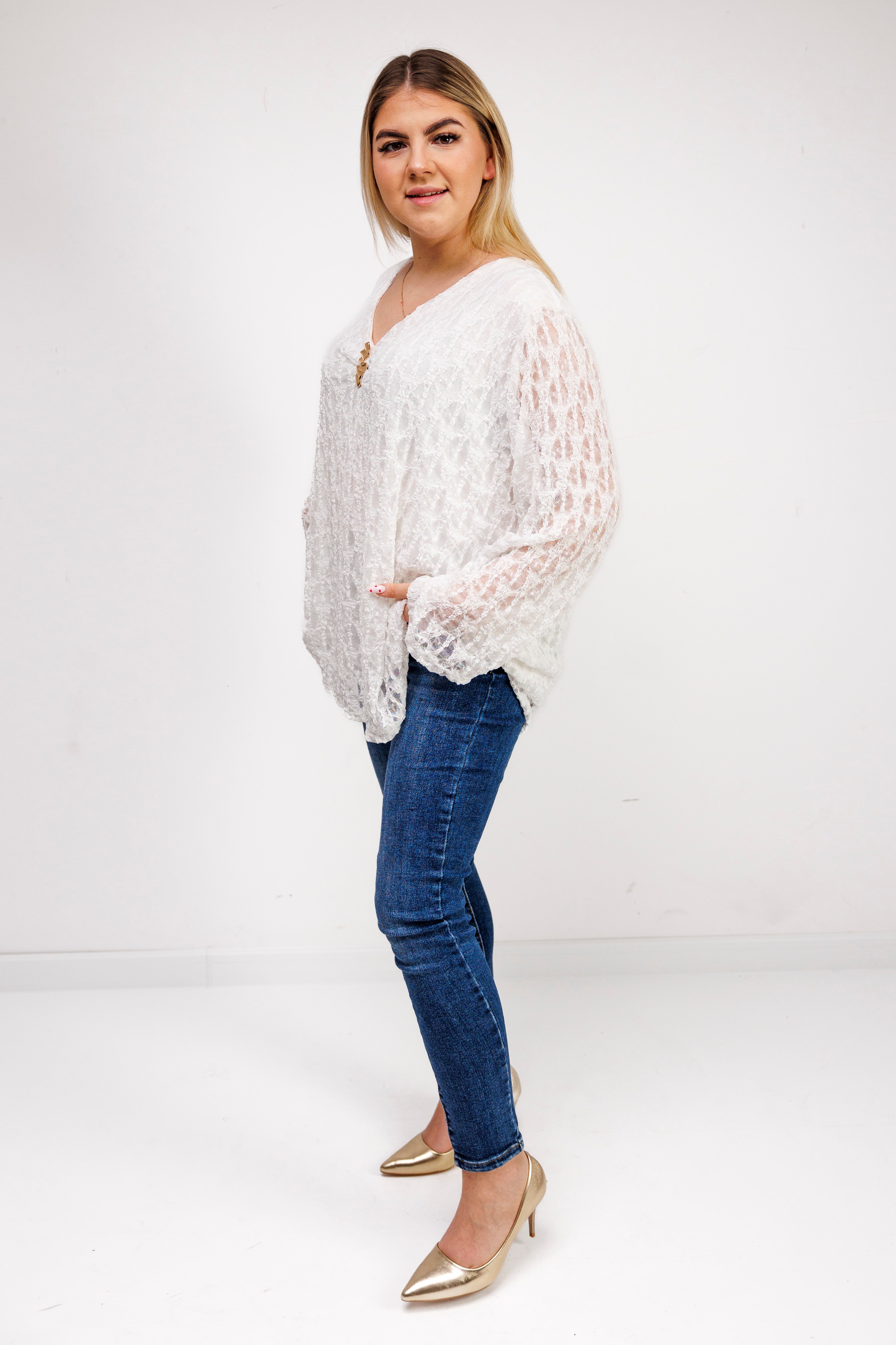 Bluzka z ażurowej koronki z biżuteryjną przypinką Krem