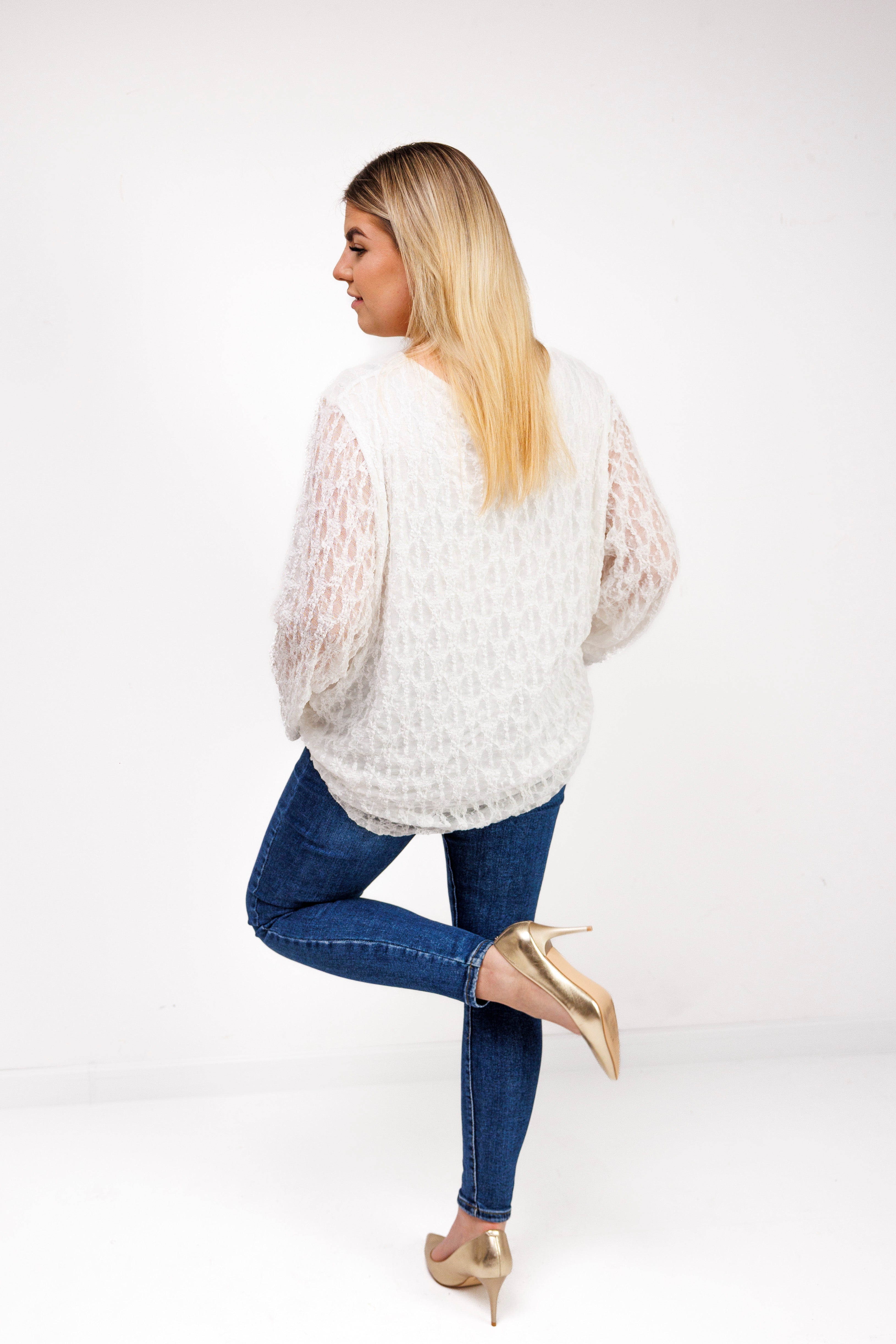 Bluzka z ażurowej koronki z biżuteryjną przypinką Krem