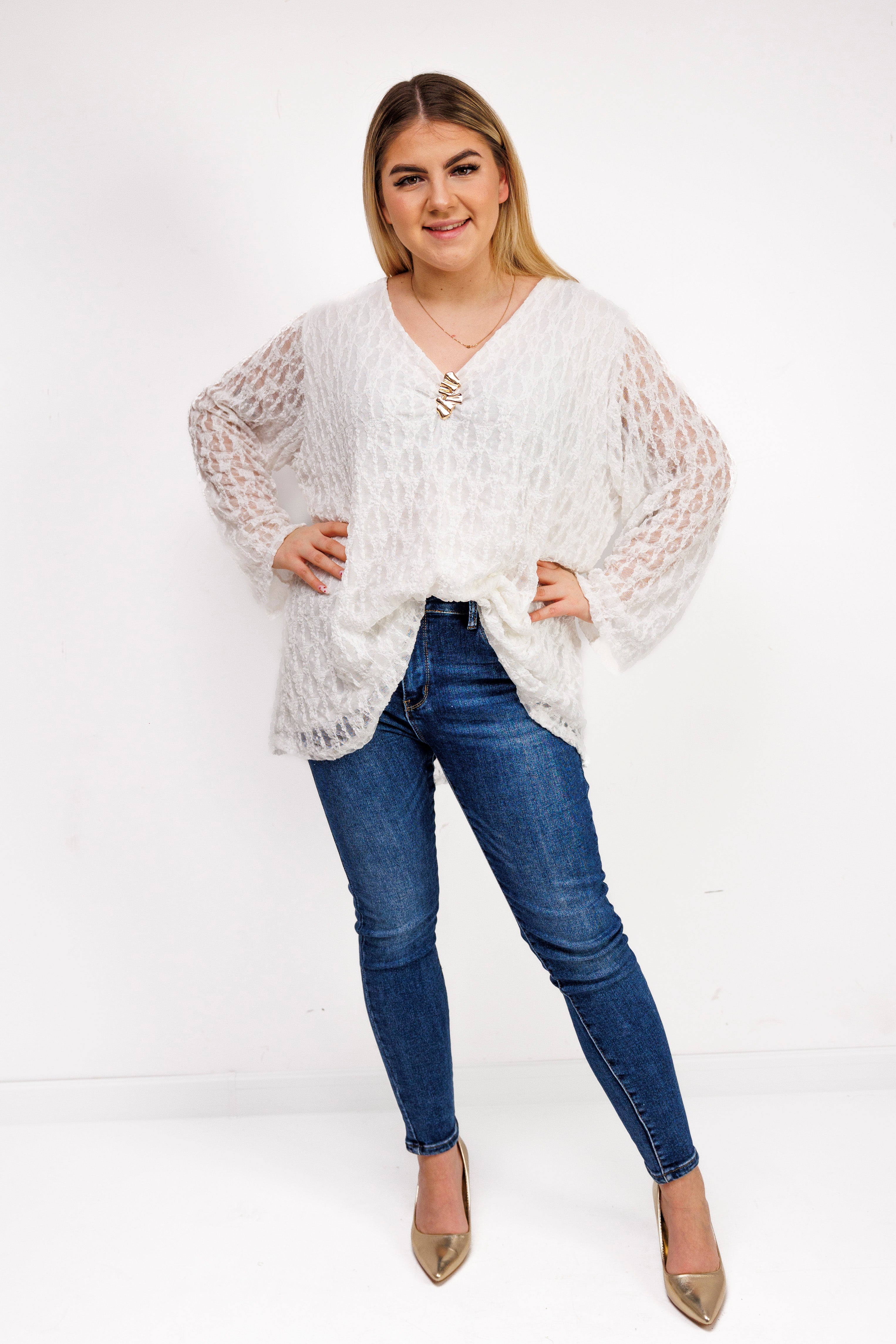 Bluzka z ażurowej koronki z biżuteryjną przypinką Krem