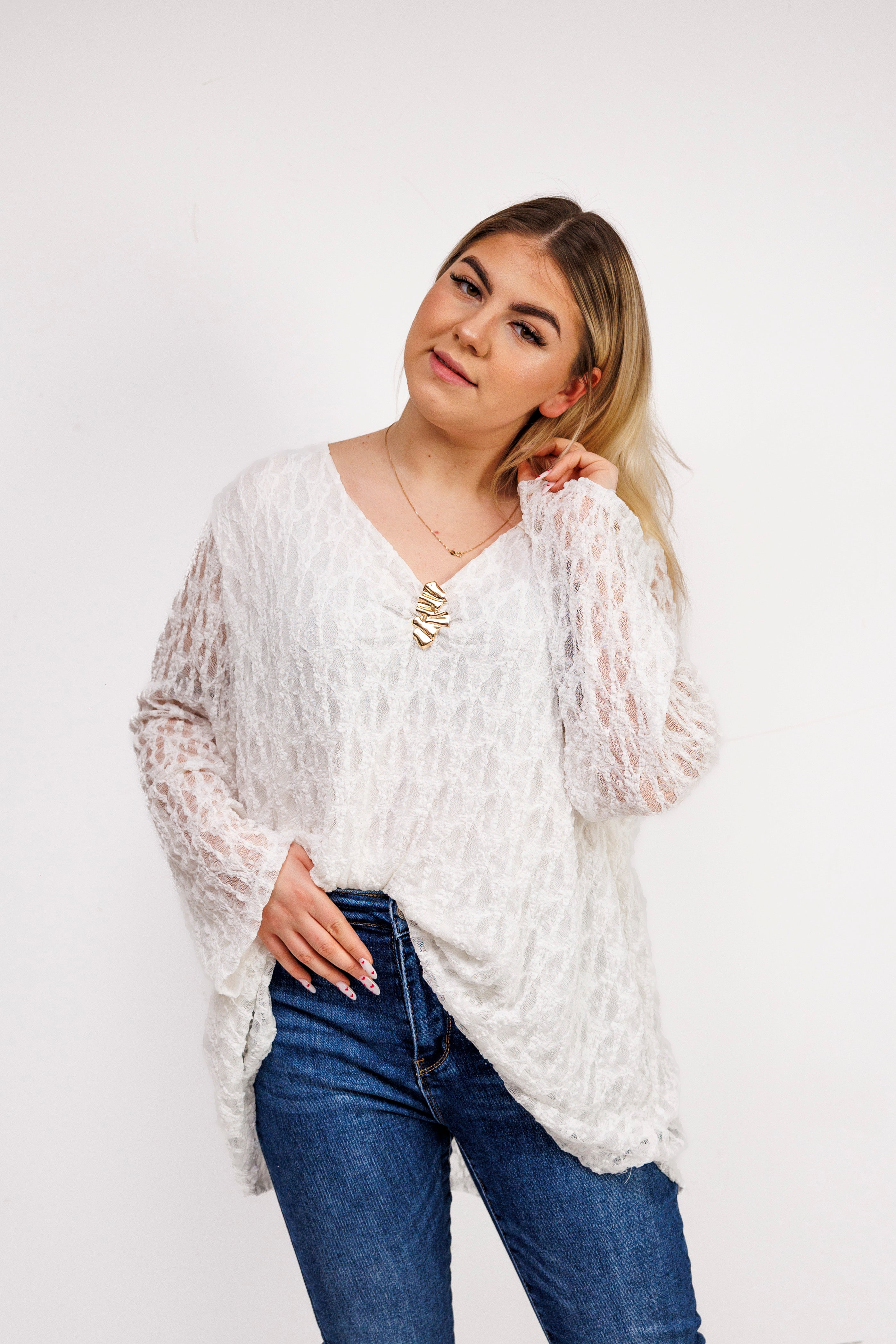 Bluzka z ażurowej koronki z biżuteryjną przypinką Krem