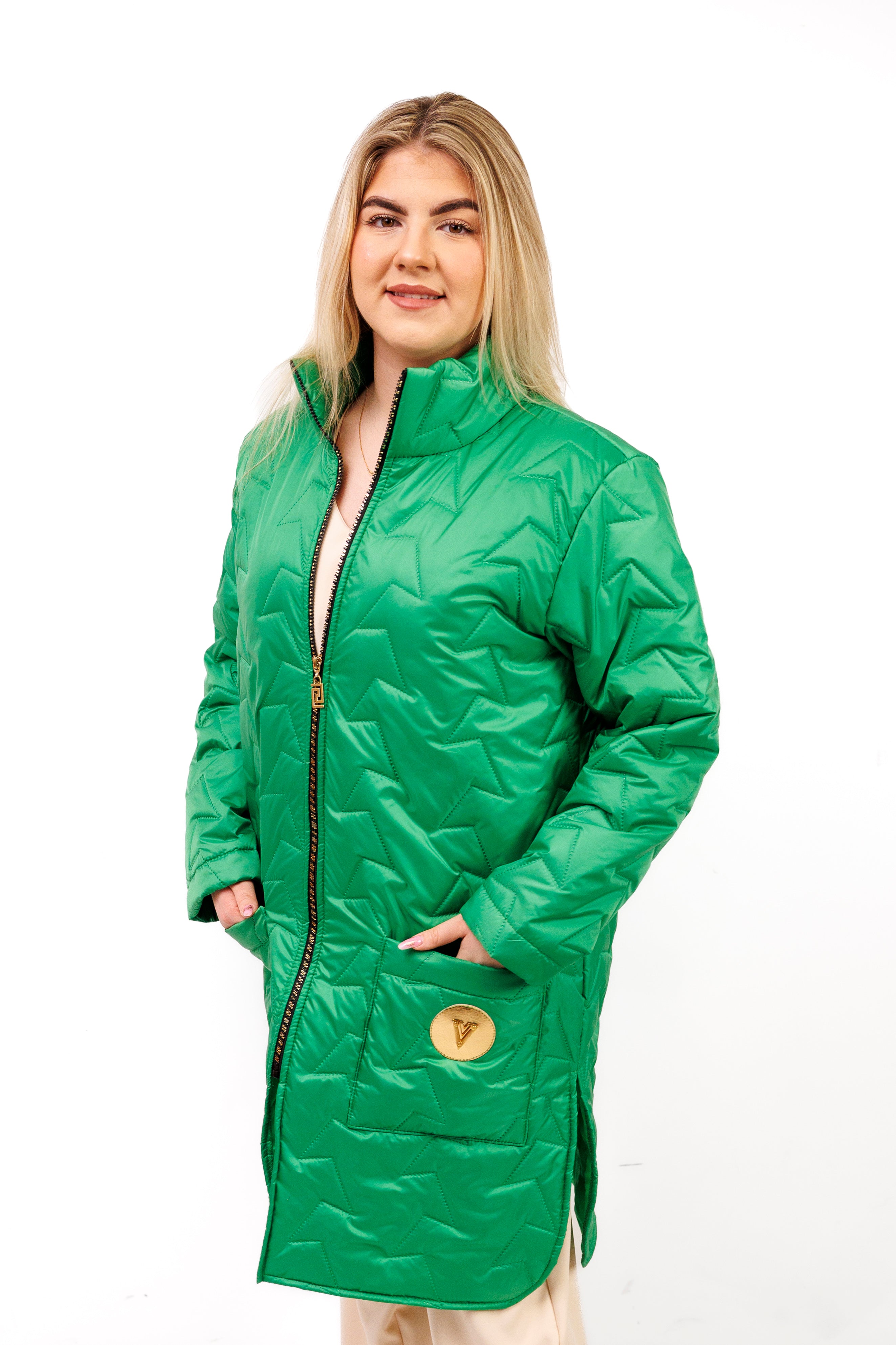 Damska kurtka pikowana plus size ze stójką – polska produkcja, rozcięcia po bokach Zielony