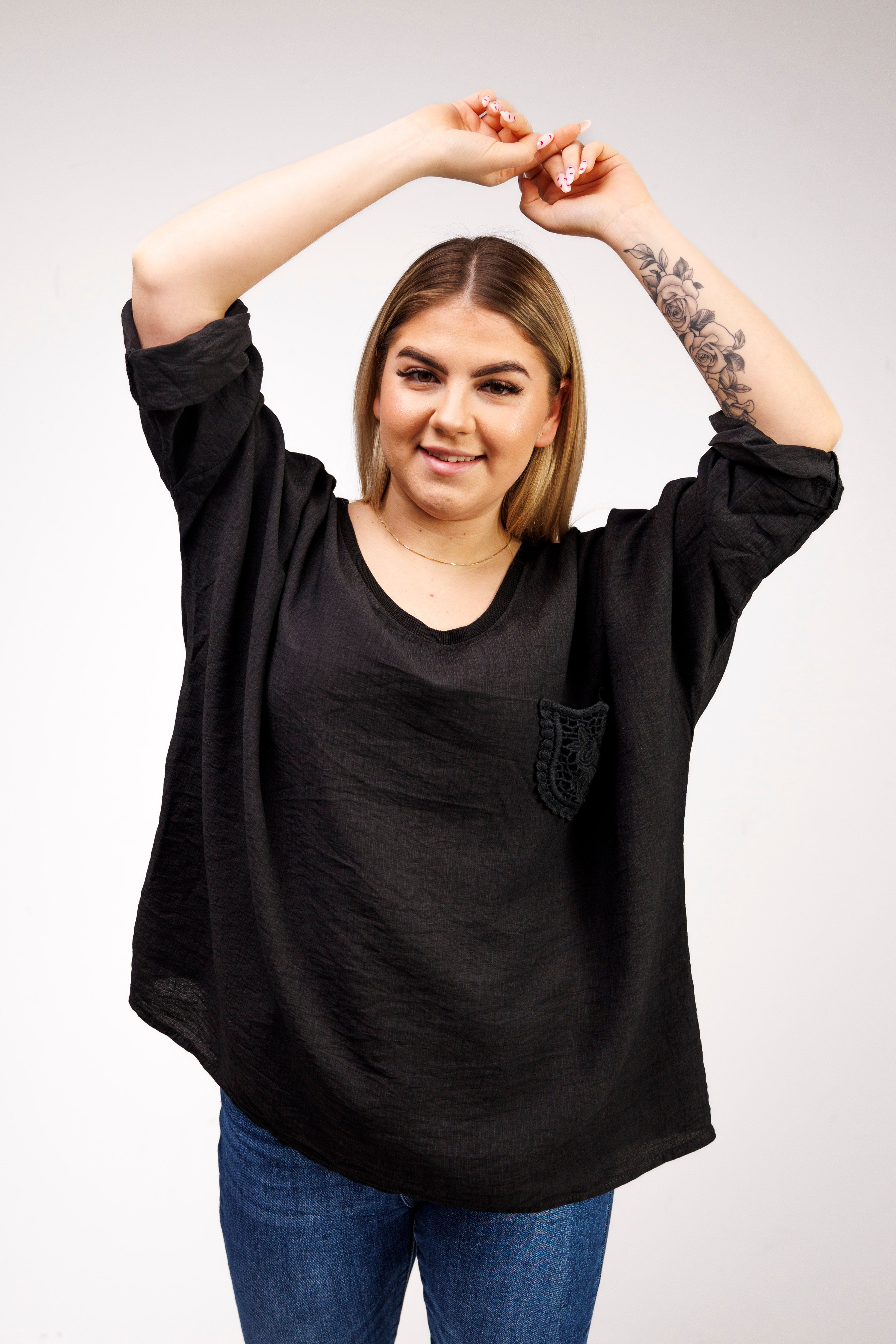 Bluzka z 100% wiskozy z ozdobną kieszonką Czarny