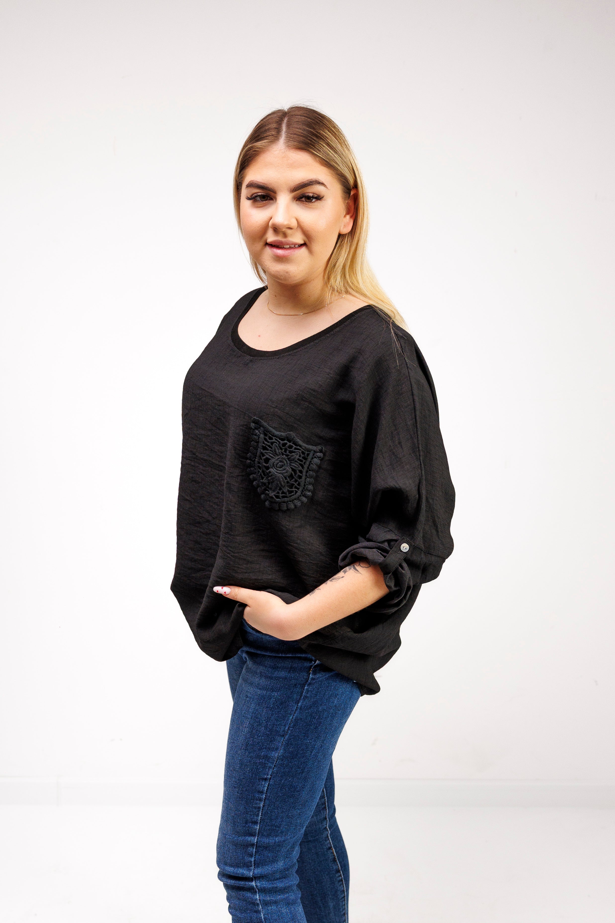 Bluzka z 100% wiskozy z ozdobną kieszonką Czarny