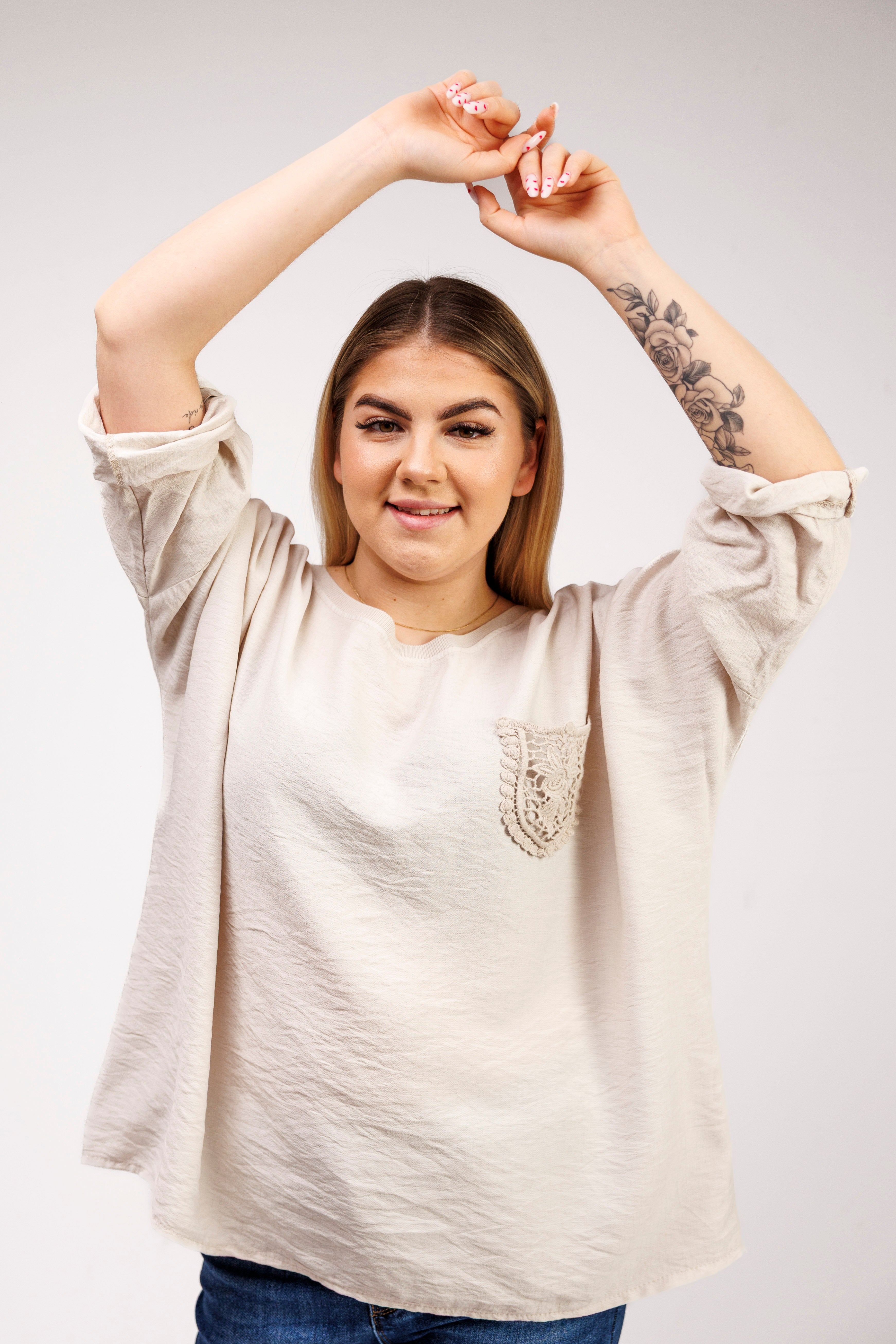 Bluzka z 100% wiskozy z ozdobną kieszonką Beż