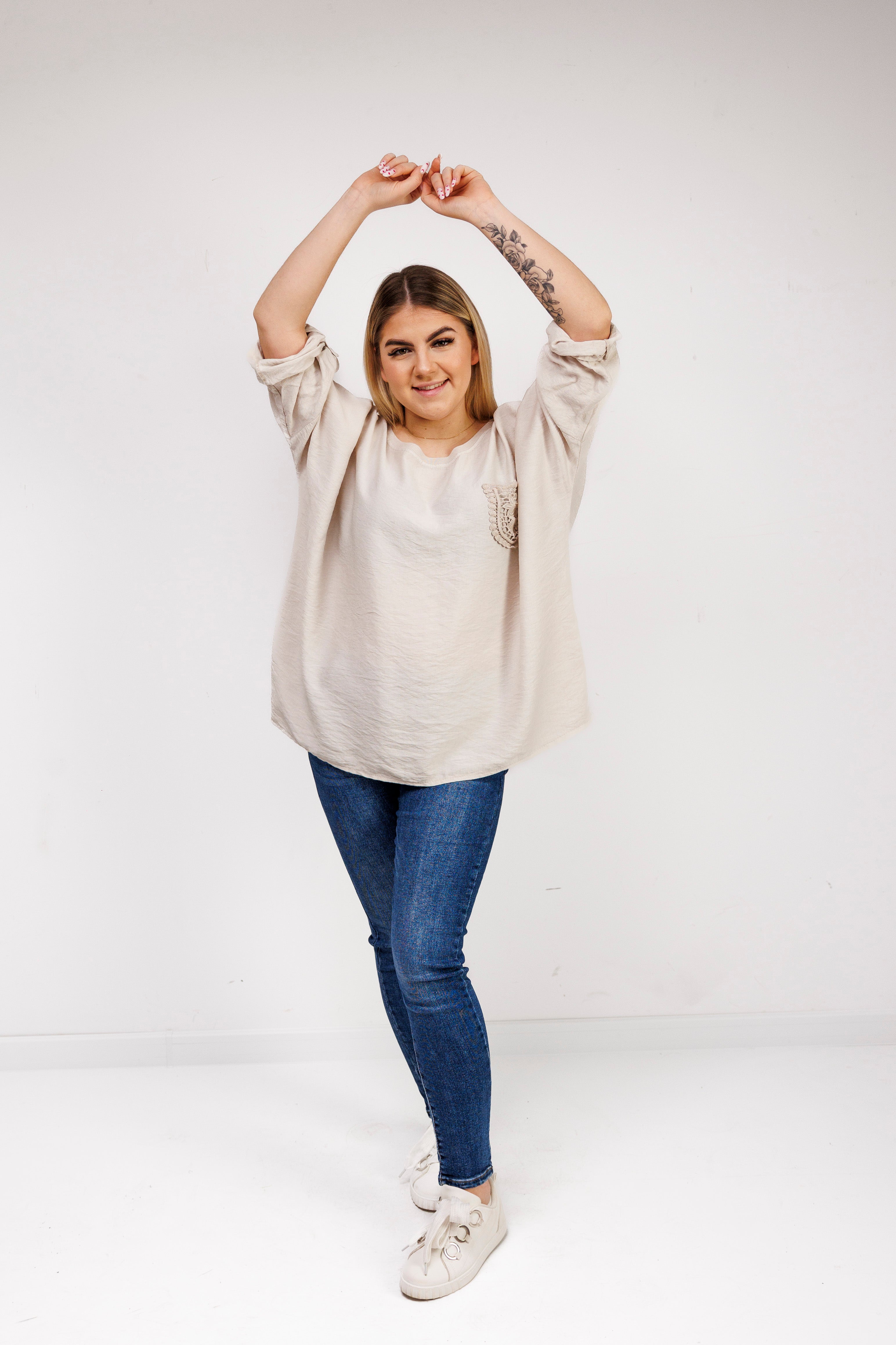 Bluzka z 100% wiskozy z ozdobną kieszonką Beż