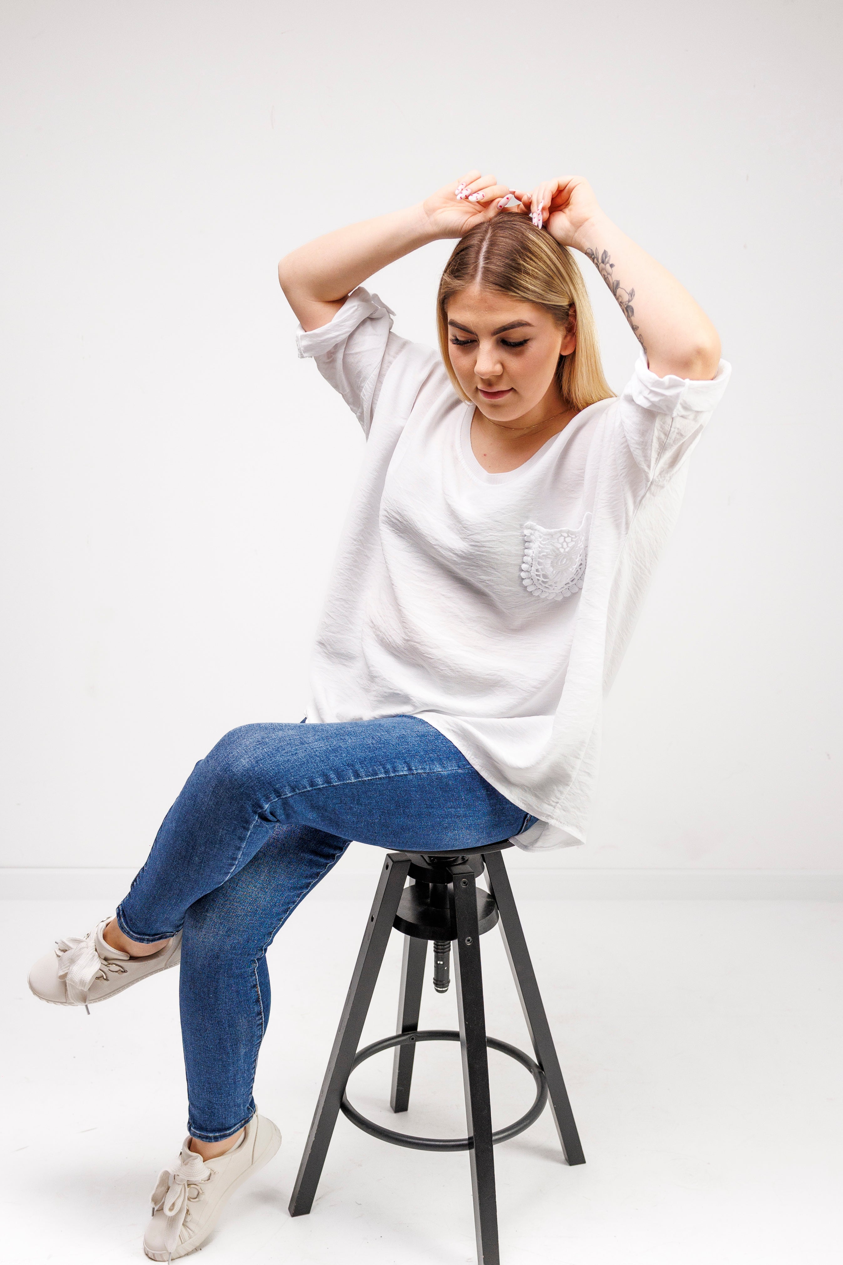 Bluzka z 100% wiskozy z ozdobną kieszonką Krem