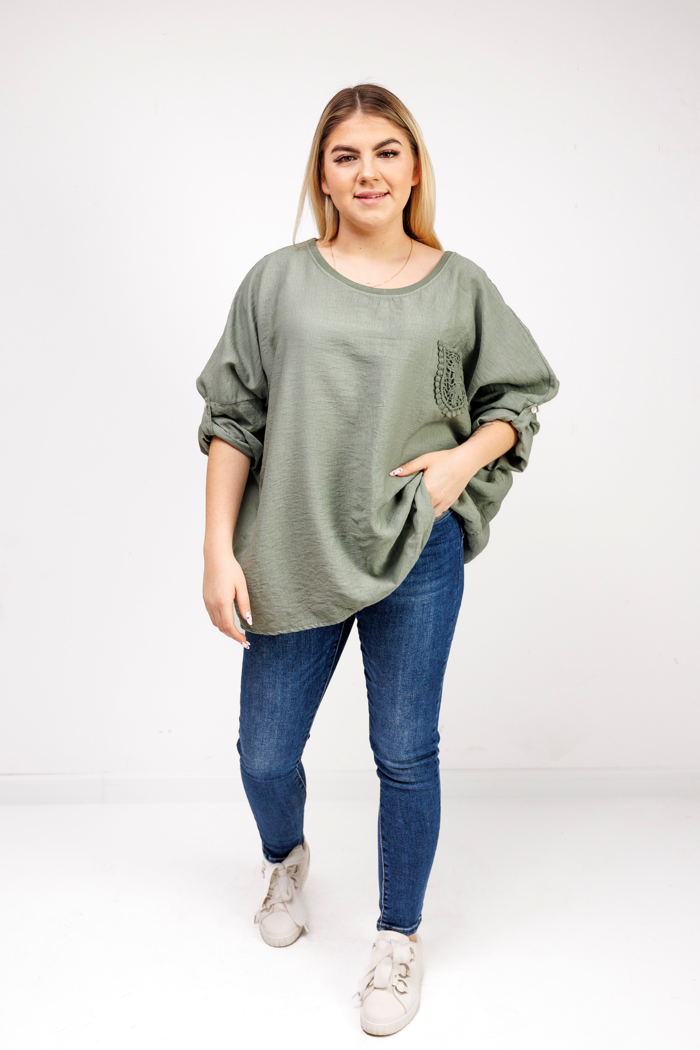 Bluzka z 100% wiskozy z ozdobną kieszonką Oliwka