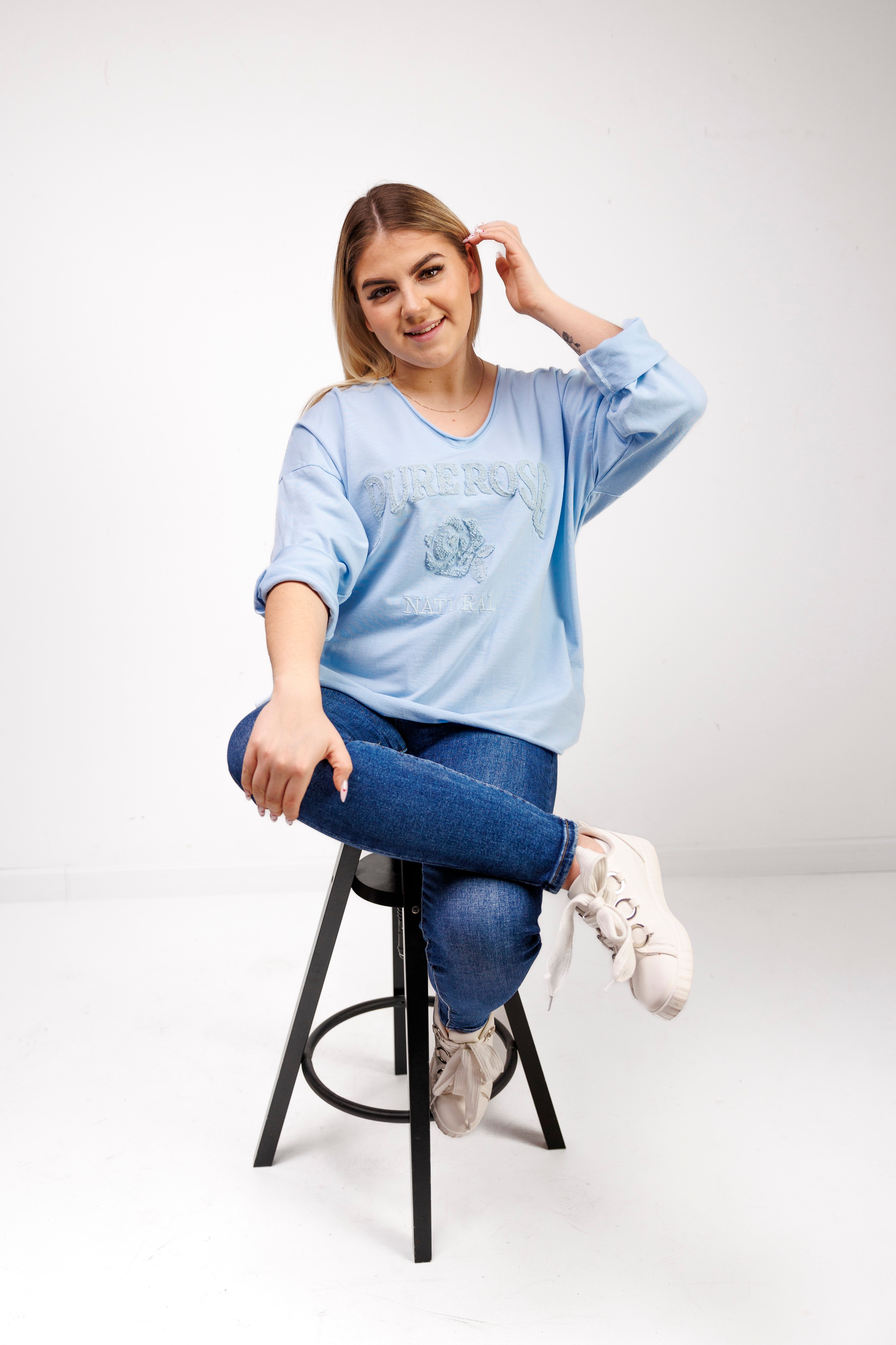 Bluzka z 100% bawełny z ozdobnym haftem Błękit