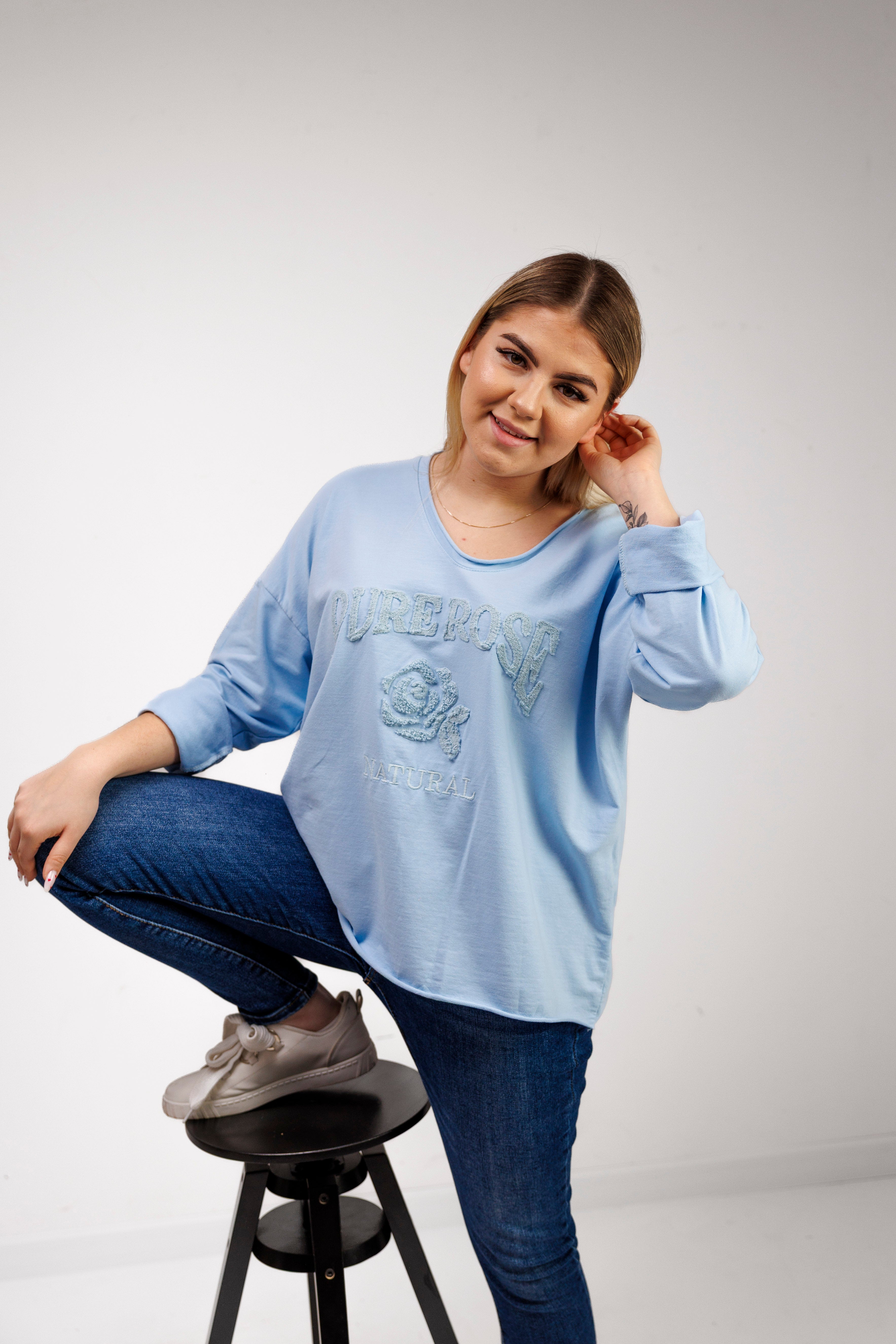 Bluzka z 100% bawełny z ozdobnym haftem Błękit