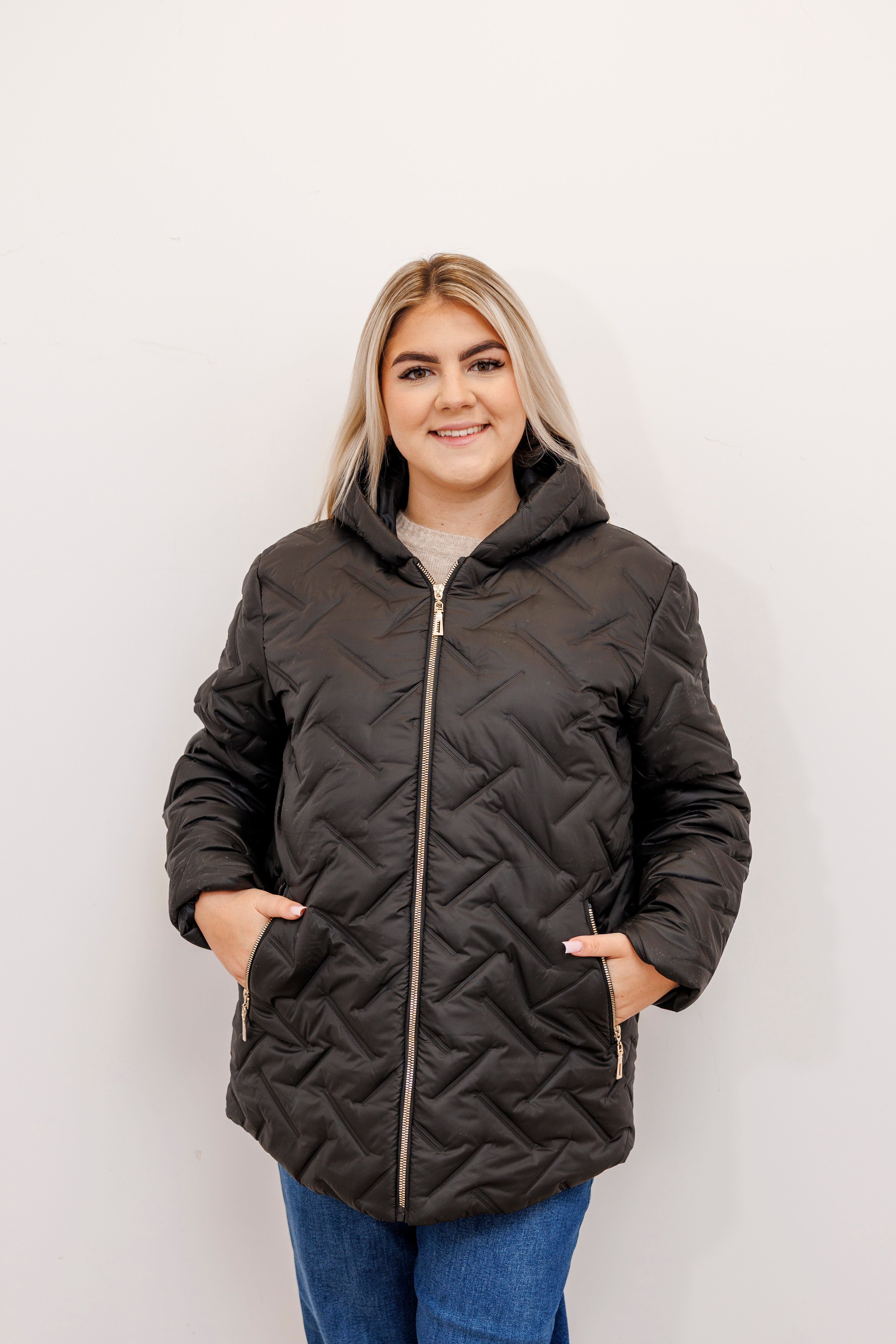 Zimowa kurtka pikowana z kapturem – polska produkcja Czarny