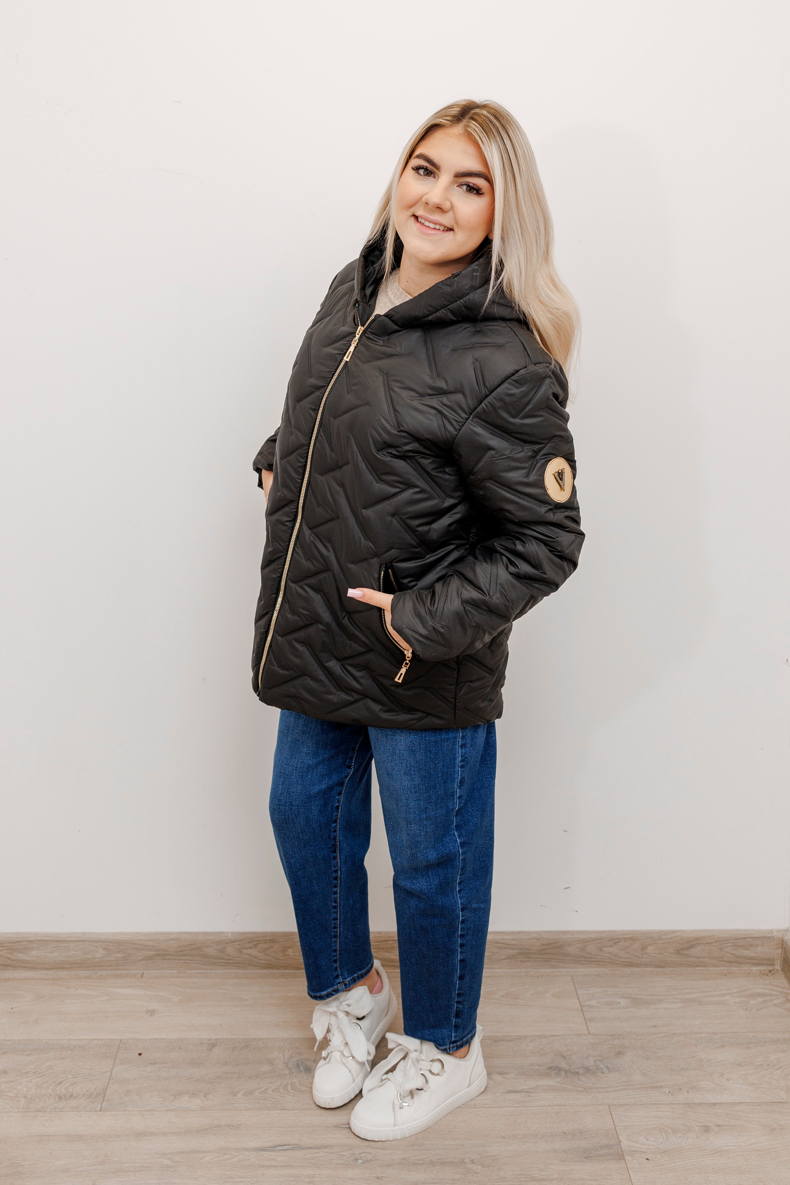 Zimowa kurtka pikowana z kapturem – polska produkcja Czarny