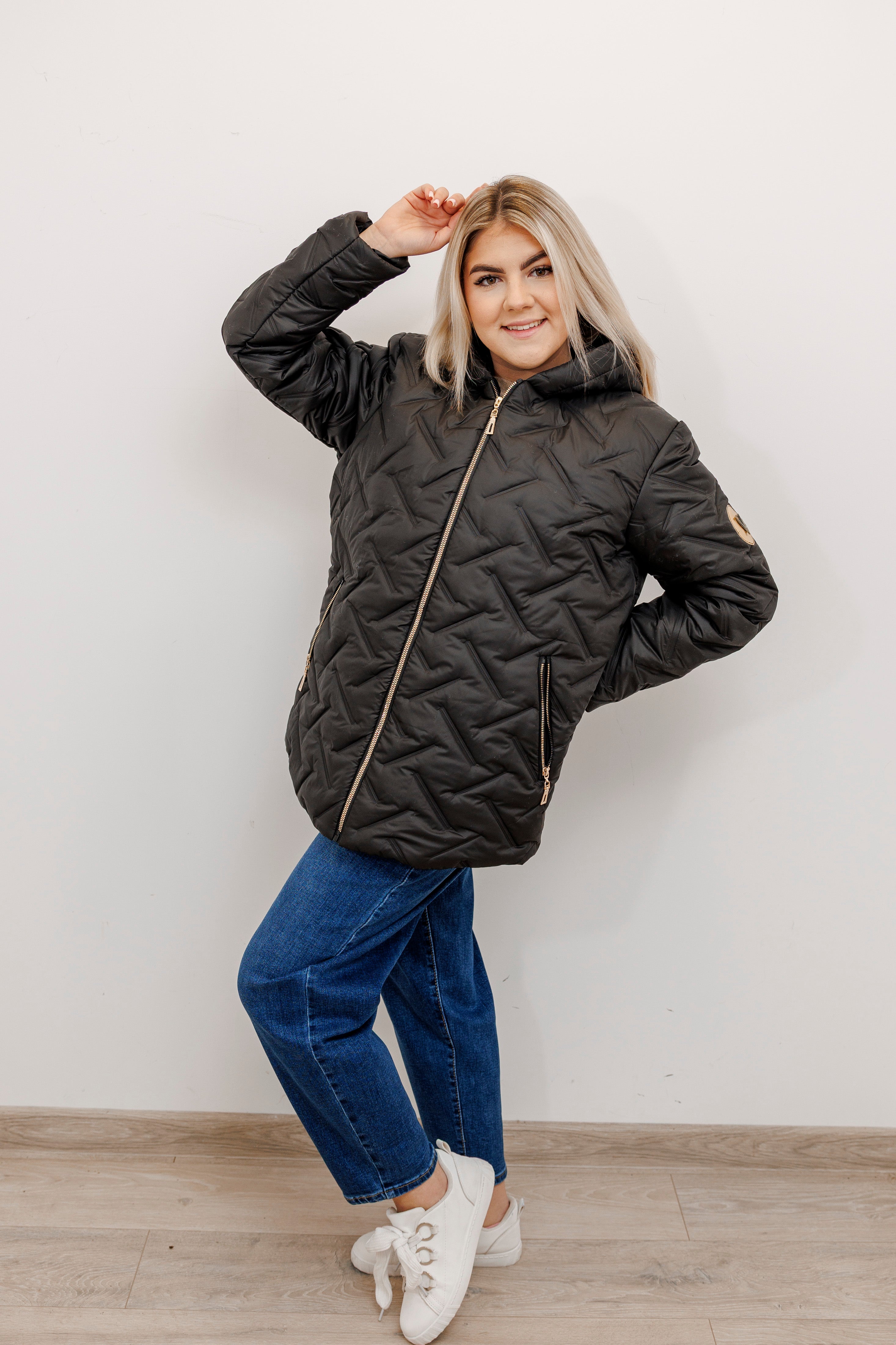 Zimowa kurtka pikowana z kapturem – polska produkcja Czarny