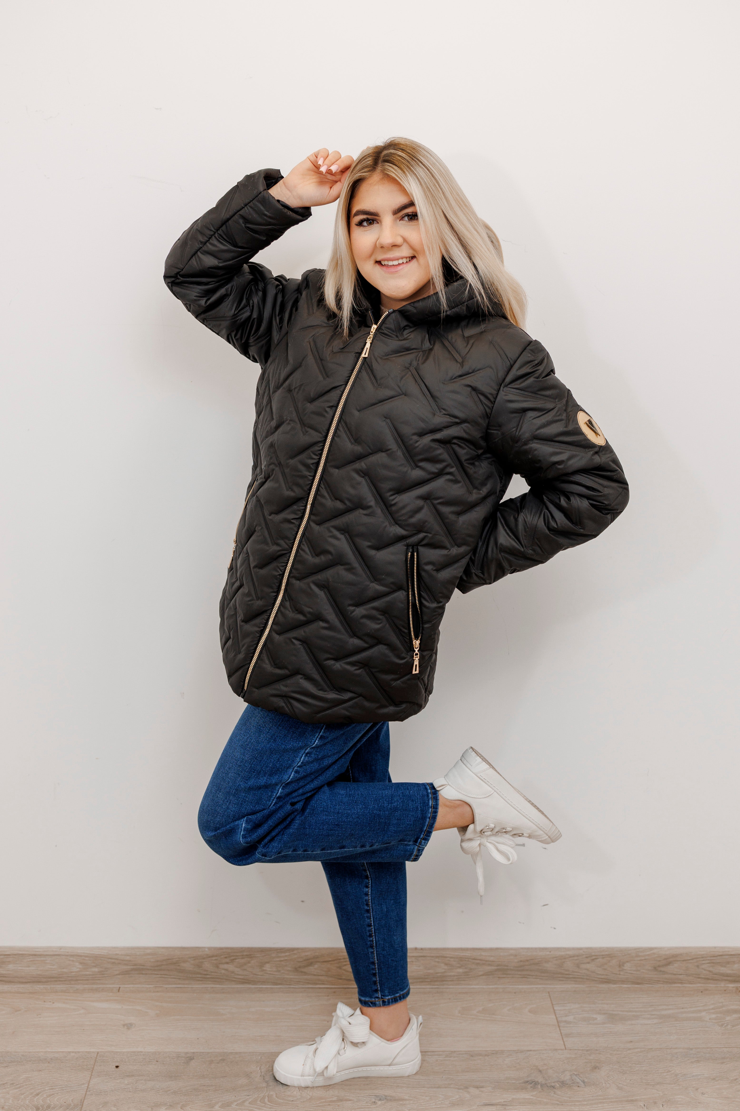 Zimowa kurtka pikowana z kapturem – polska produkcja Czarny