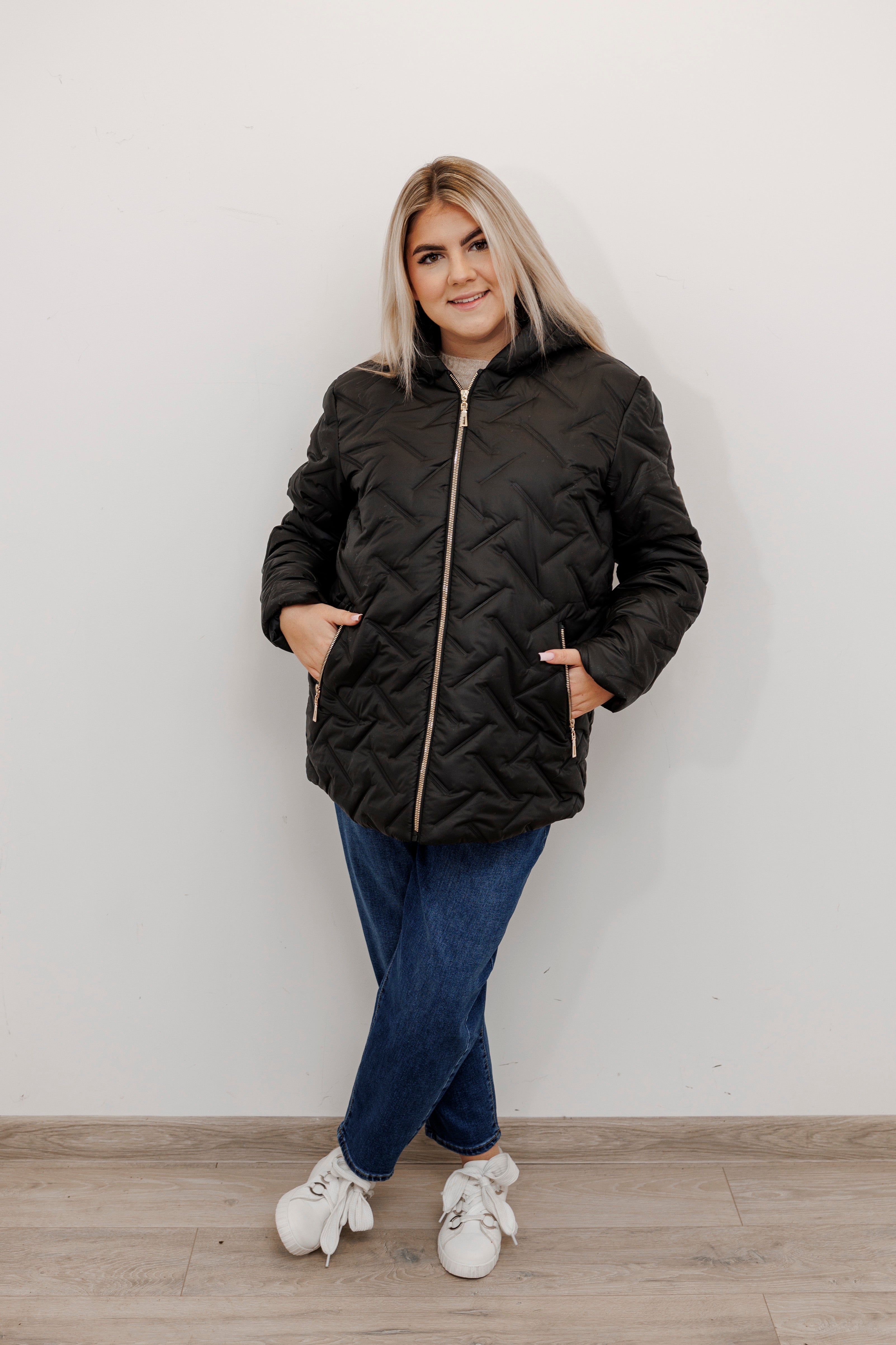 Zimowa kurtka pikowana z kapturem – polska produkcja Czarny