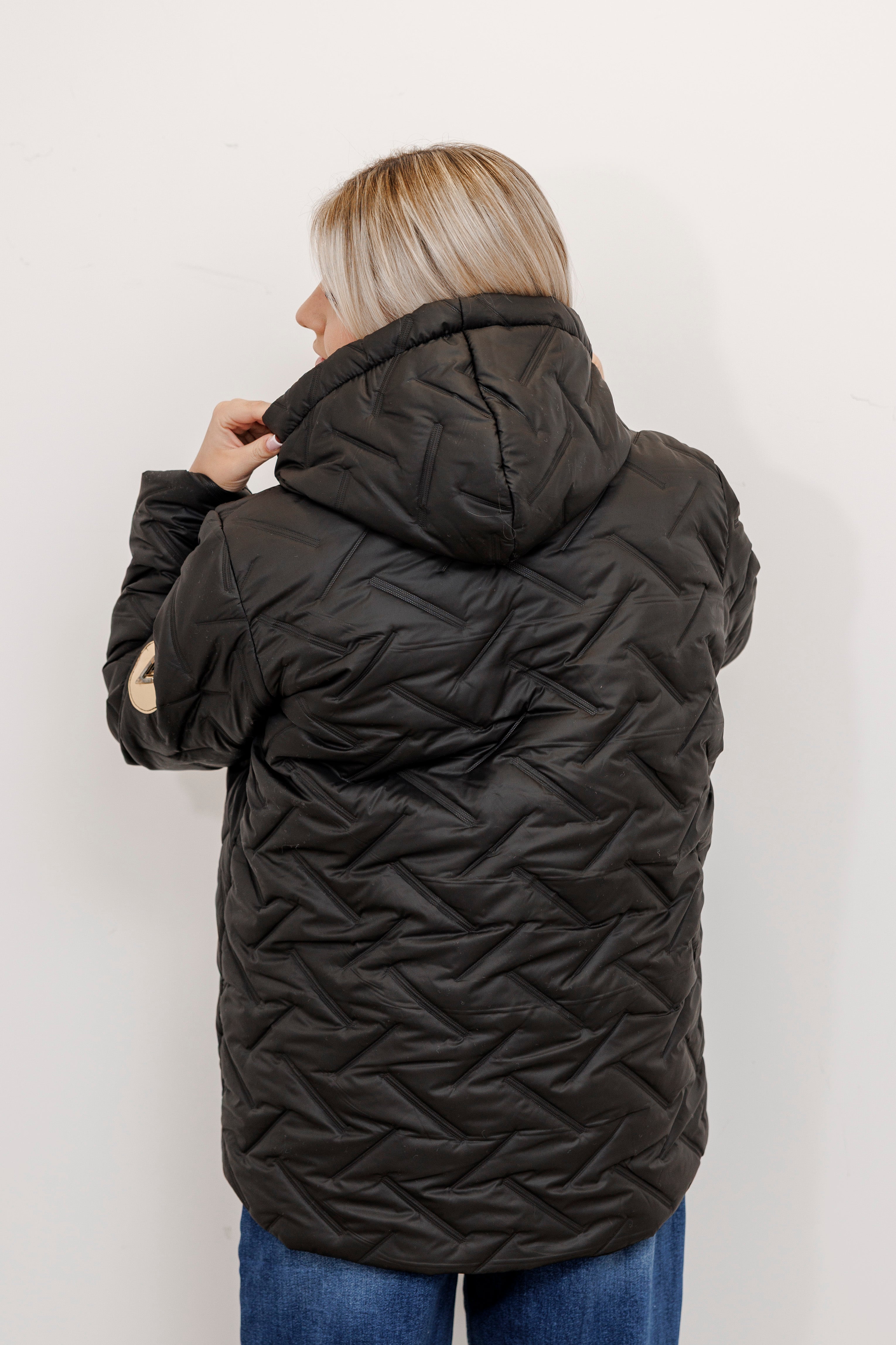 Zimowa kurtka pikowana z kapturem – polska produkcja Czarny