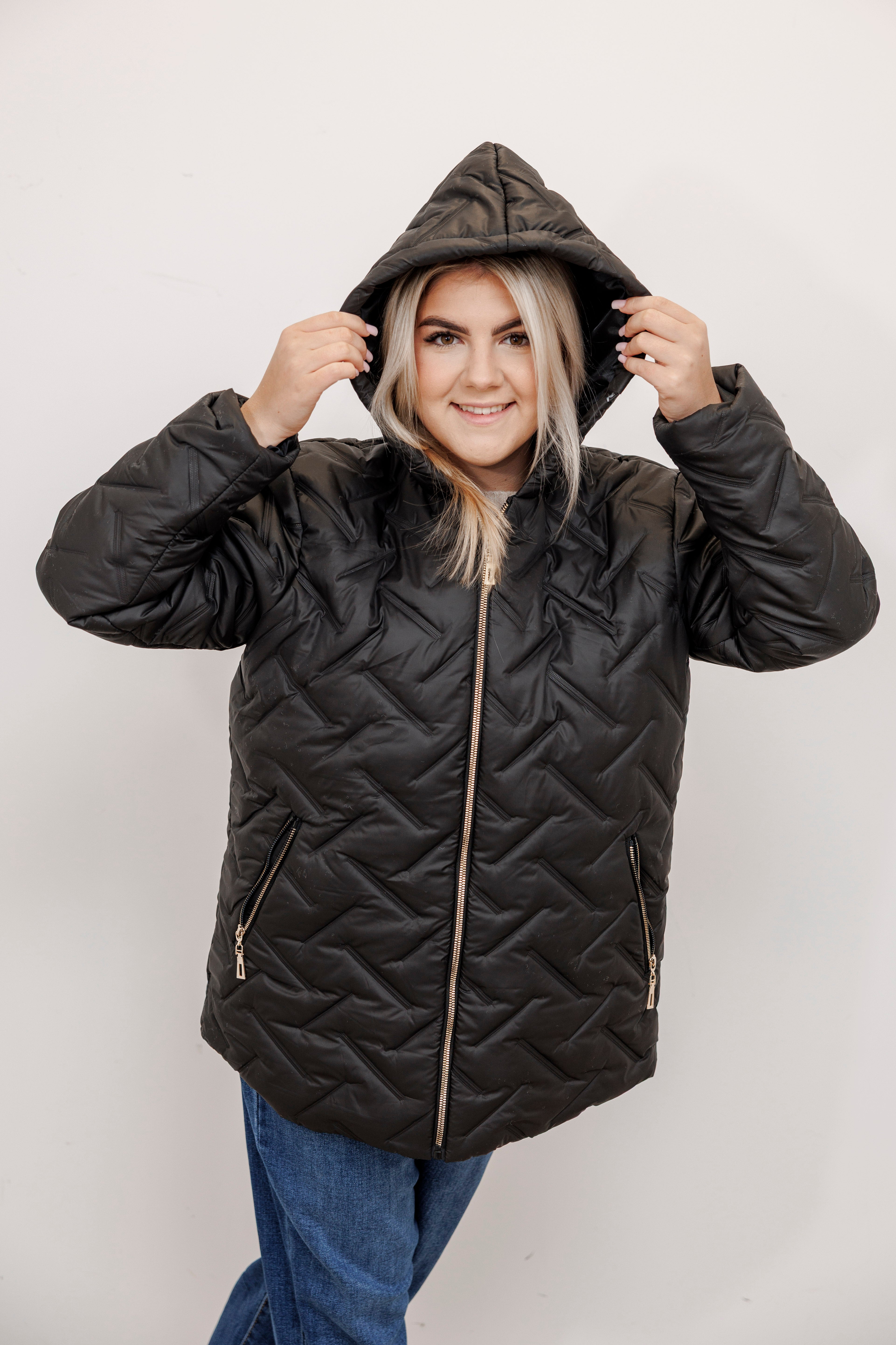 Zimowa kurtka pikowana z kapturem – polska produkcja Czarny