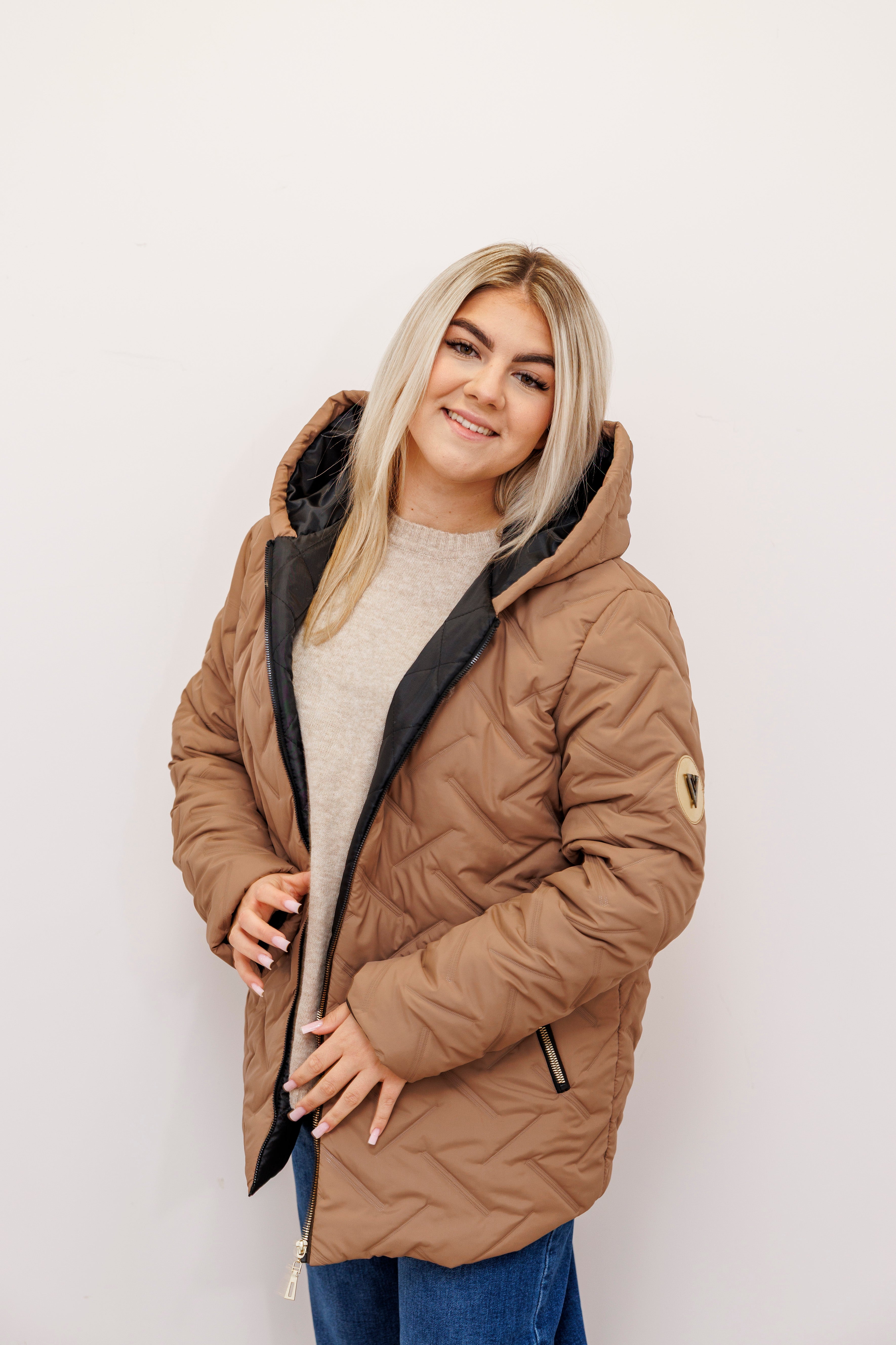 Zimowa kurtka pikowana z kapturem – polska produkcja Beż