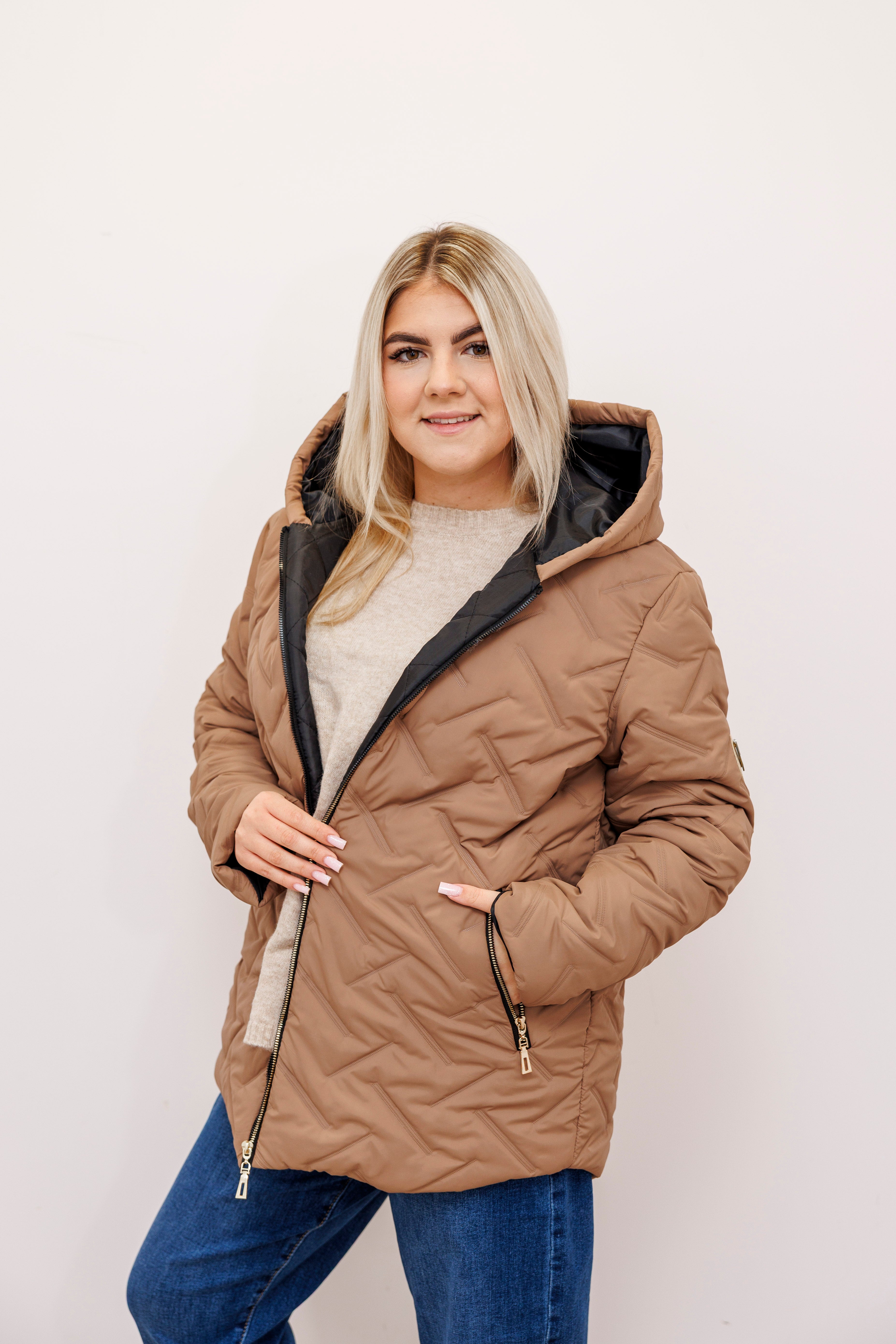 Zimowa kurtka pikowana z kapturem – polska produkcja Beż