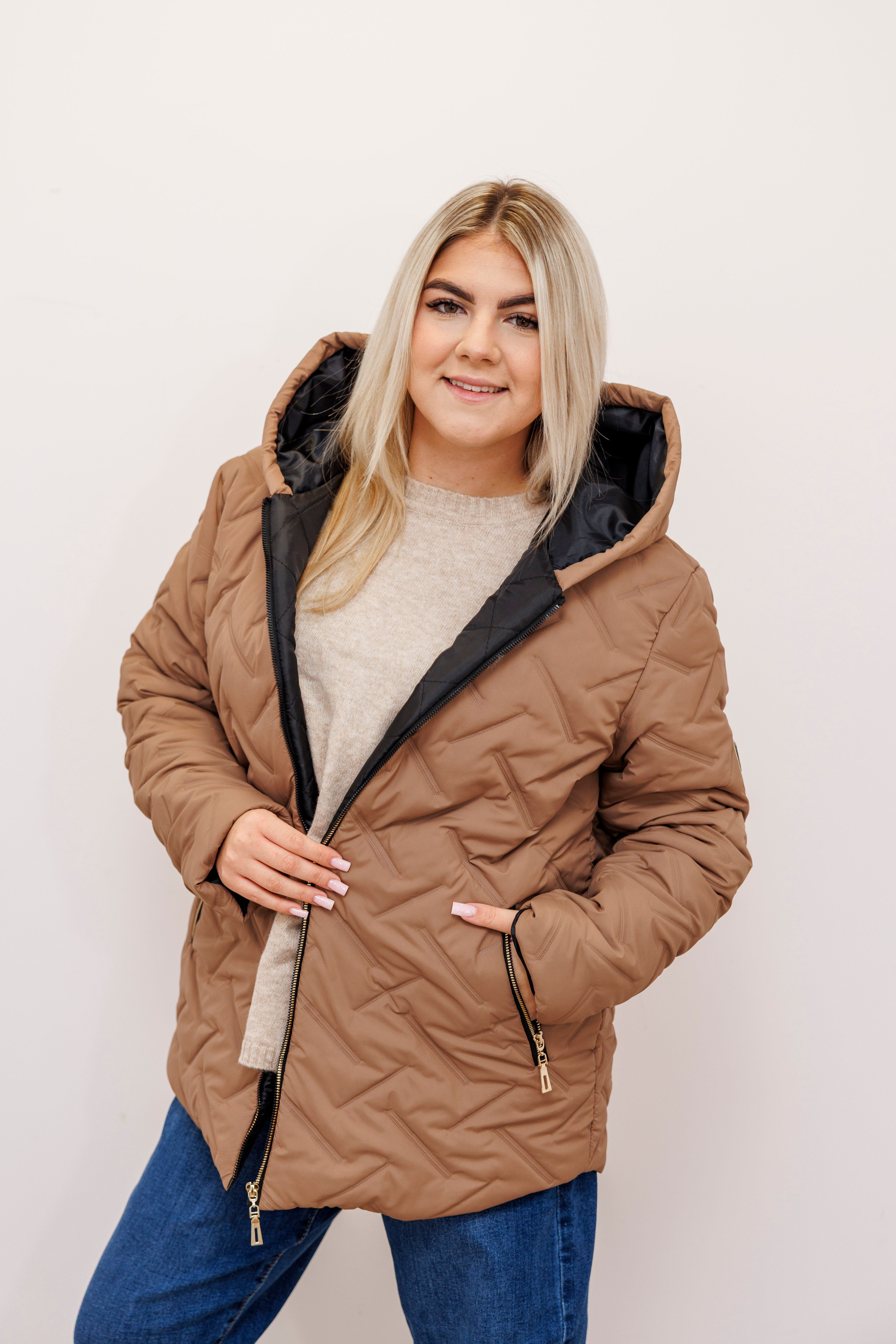 Zimowa kurtka pikowana z kapturem – polska produkcja Beż