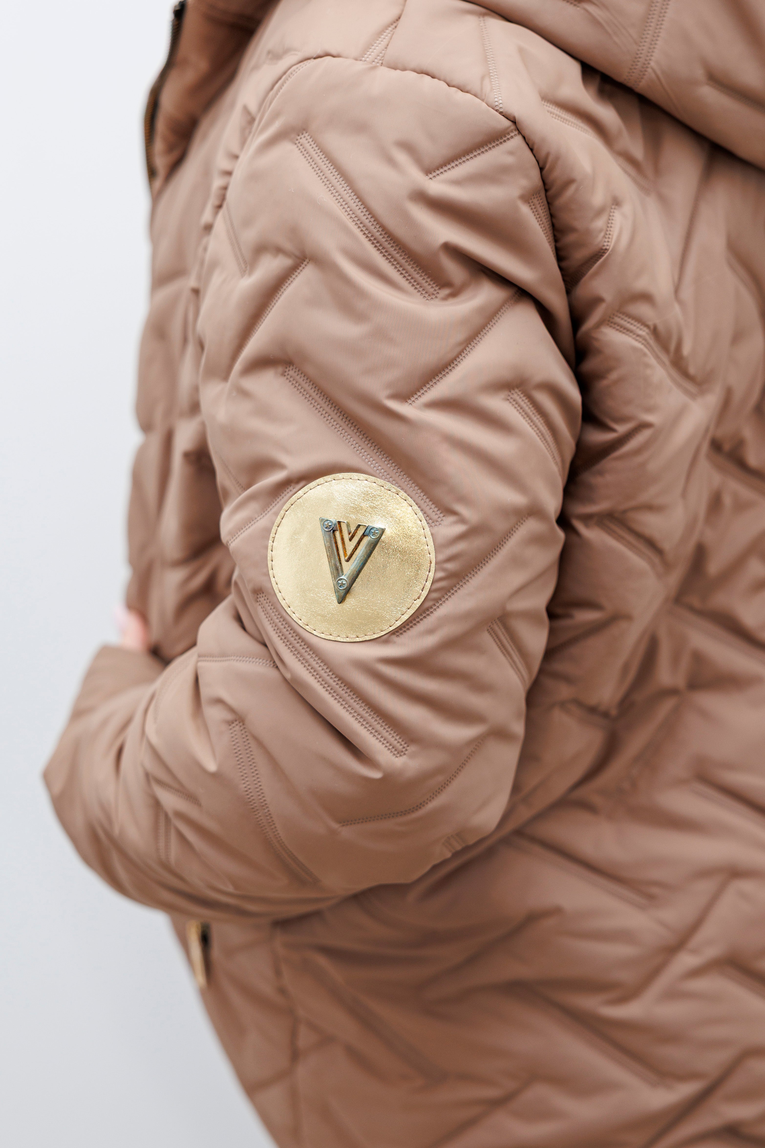 Zimowa kurtka pikowana z kapturem – polska produkcja Beż