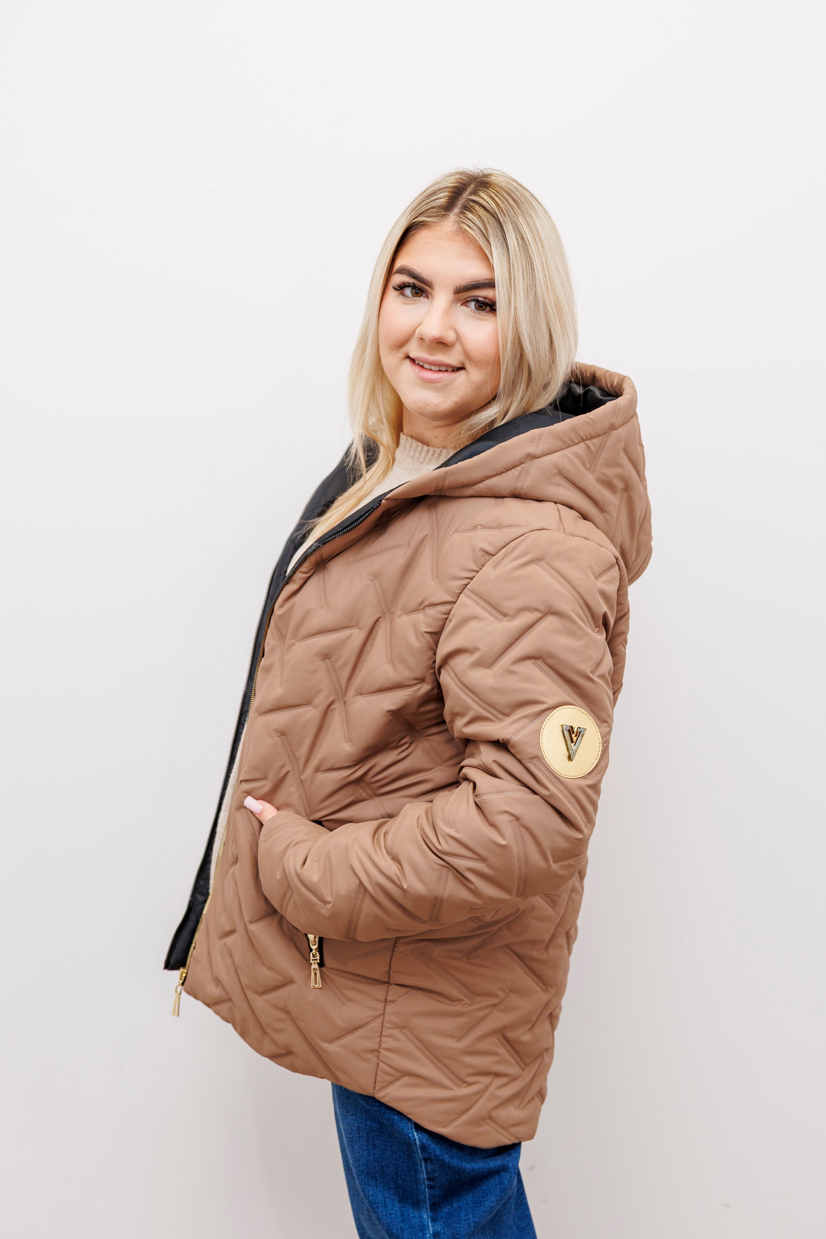 Zimowa kurtka pikowana z kapturem – polska produkcja Beż