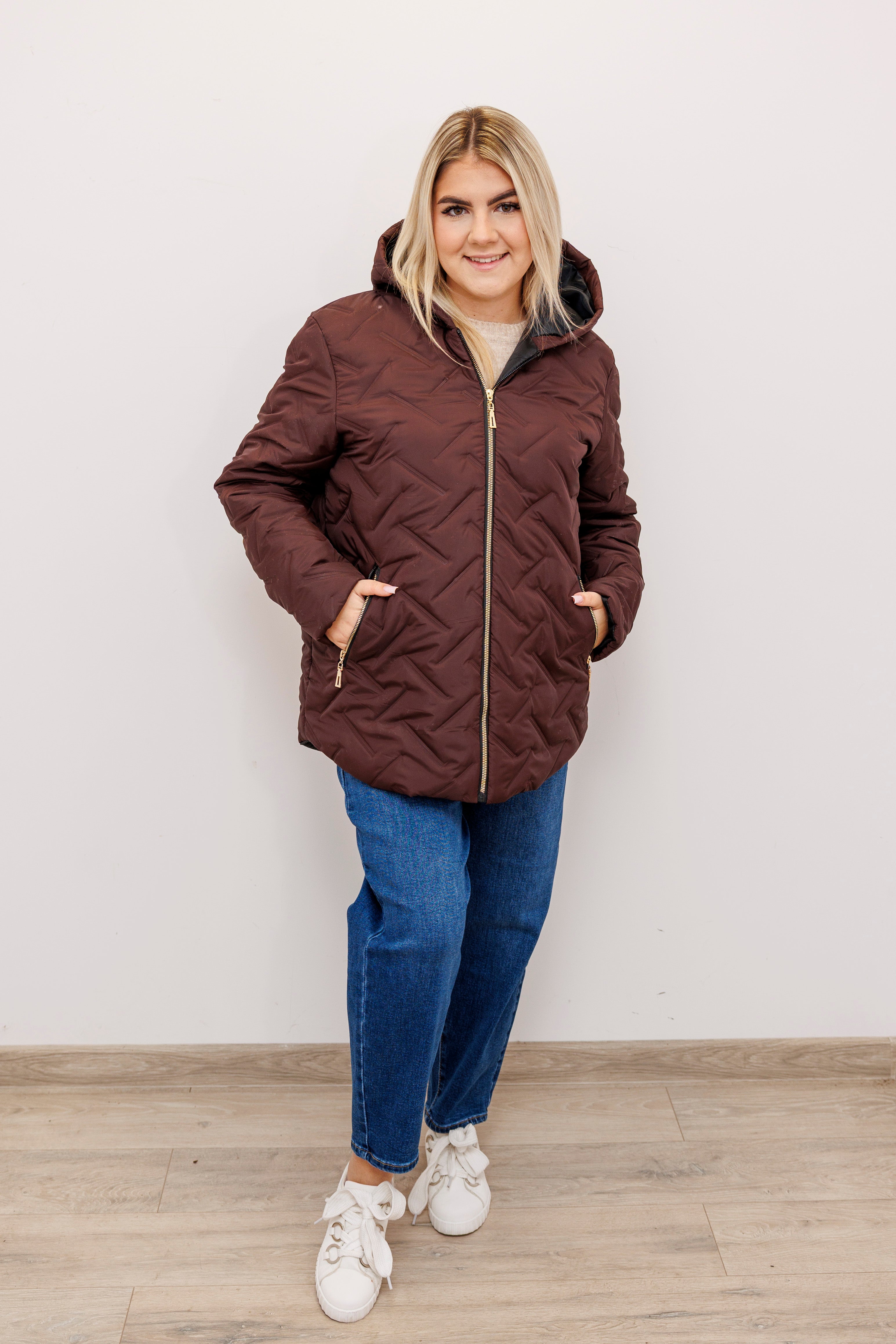 Zimowa kurtka pikowana z kapturem – polska produkcja Brąz