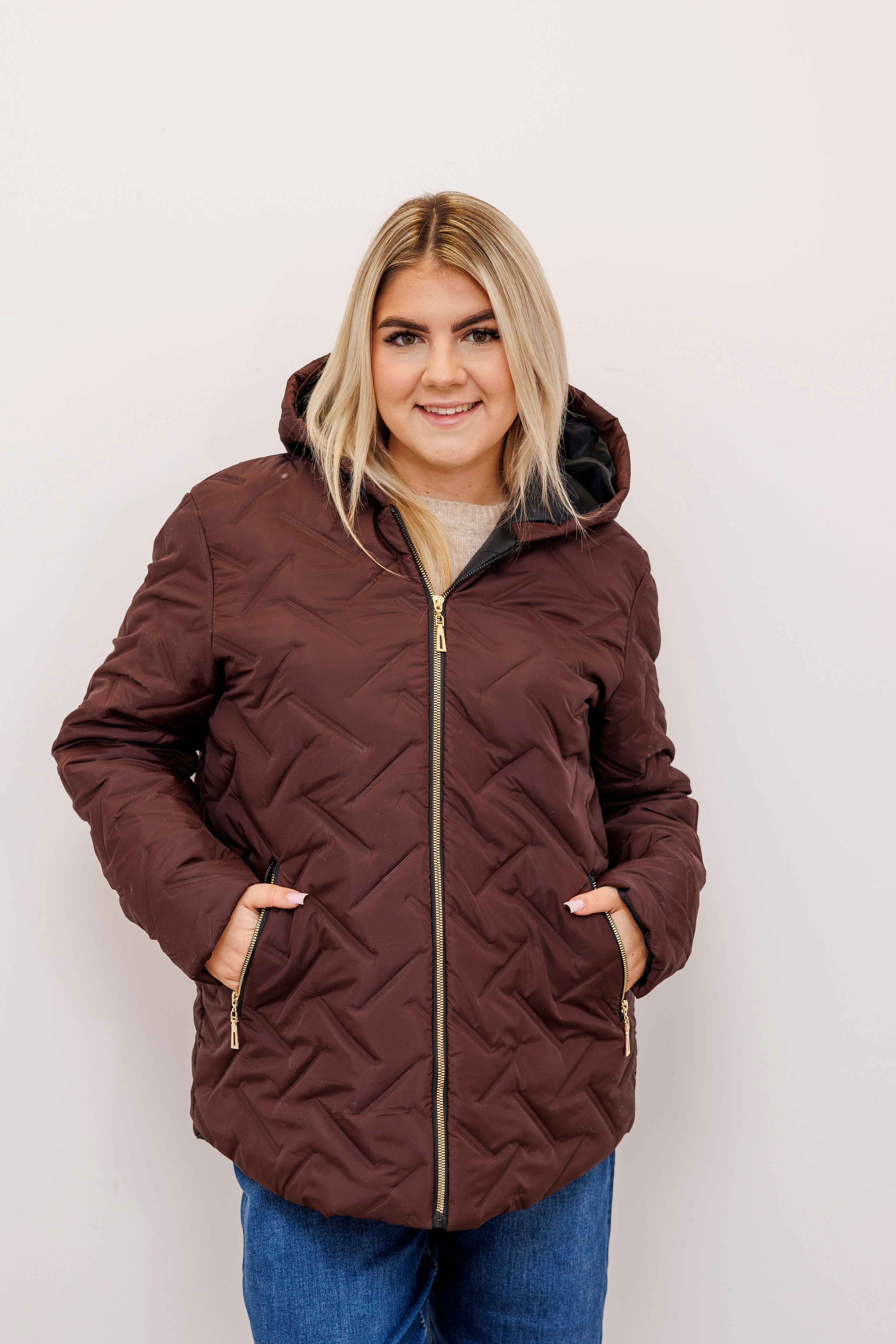 Zimowa kurtka pikowana z kapturem – polska produkcja Brąz