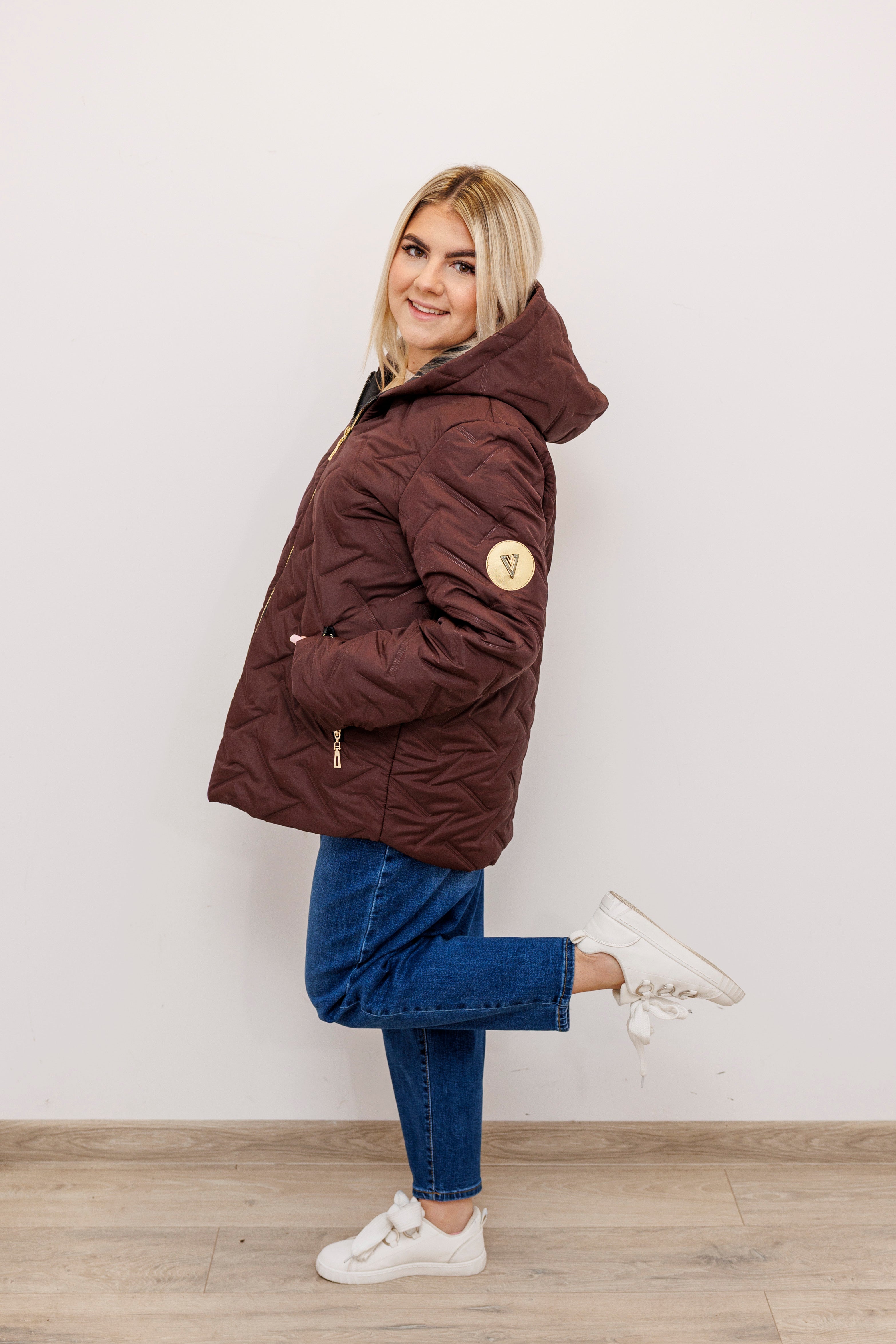 Zimowa kurtka pikowana z kapturem – polska produkcja Brąz