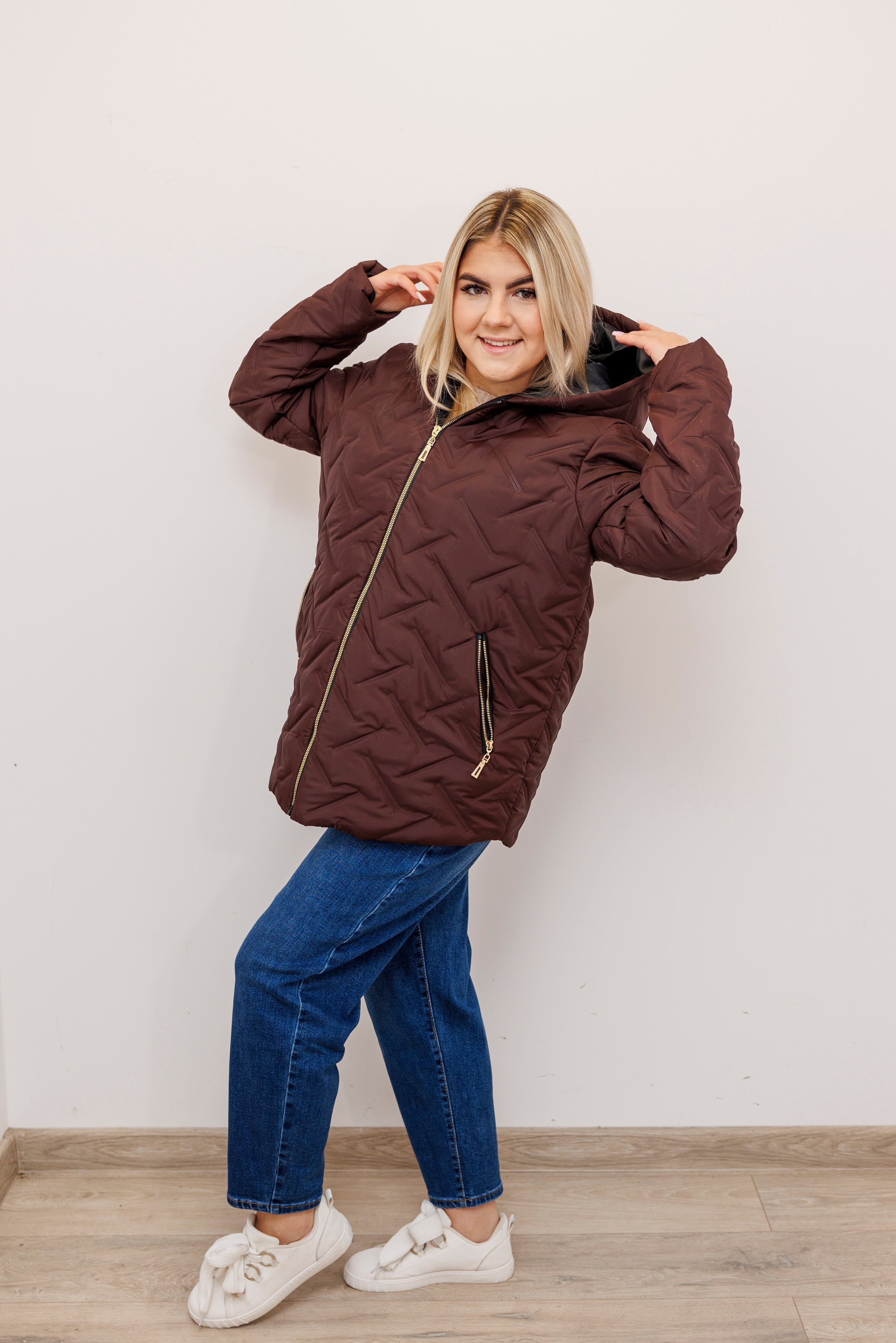 Zimowa kurtka pikowana z kapturem – polska produkcja Brąz