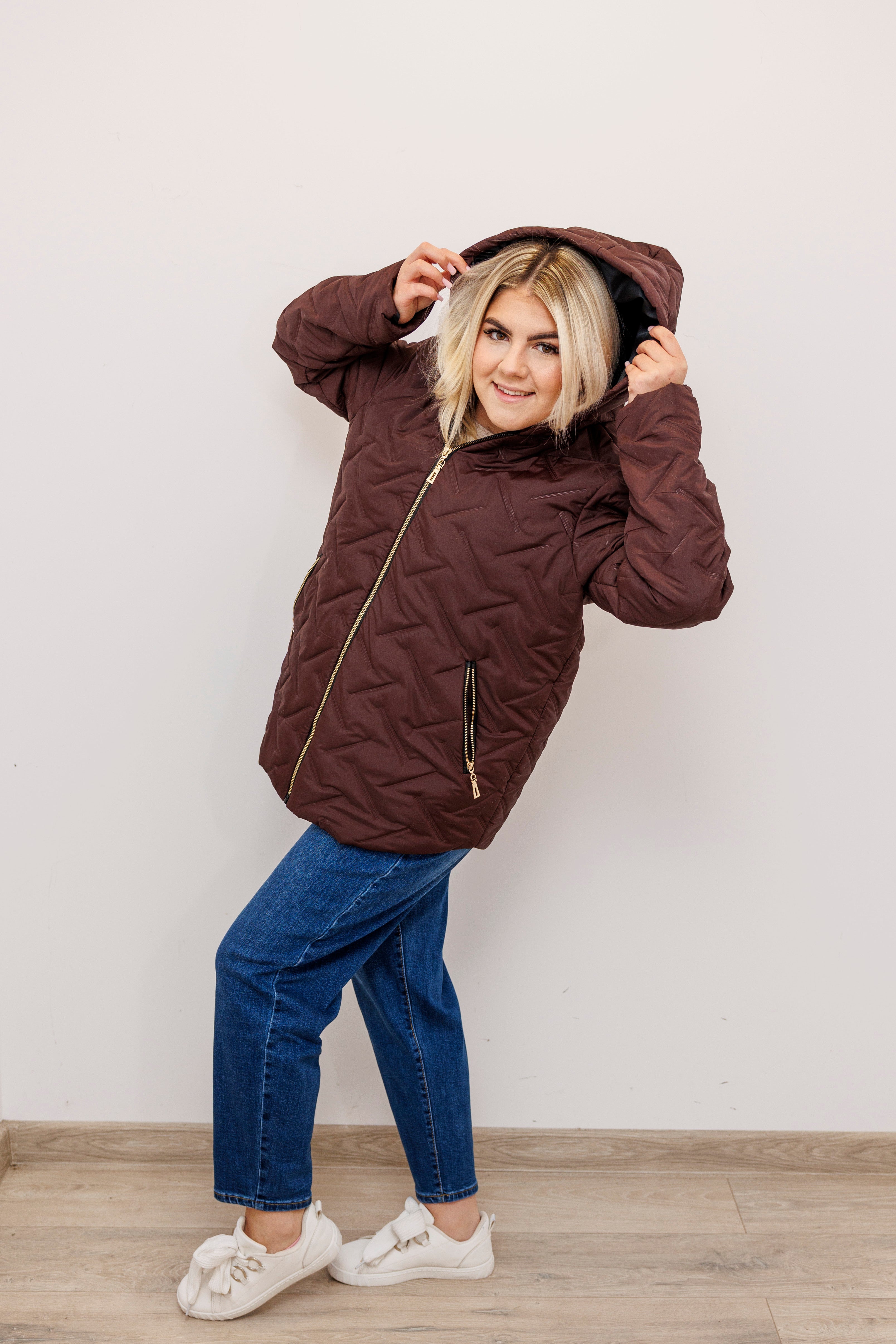 Zimowa kurtka pikowana z kapturem – polska produkcja Brąz