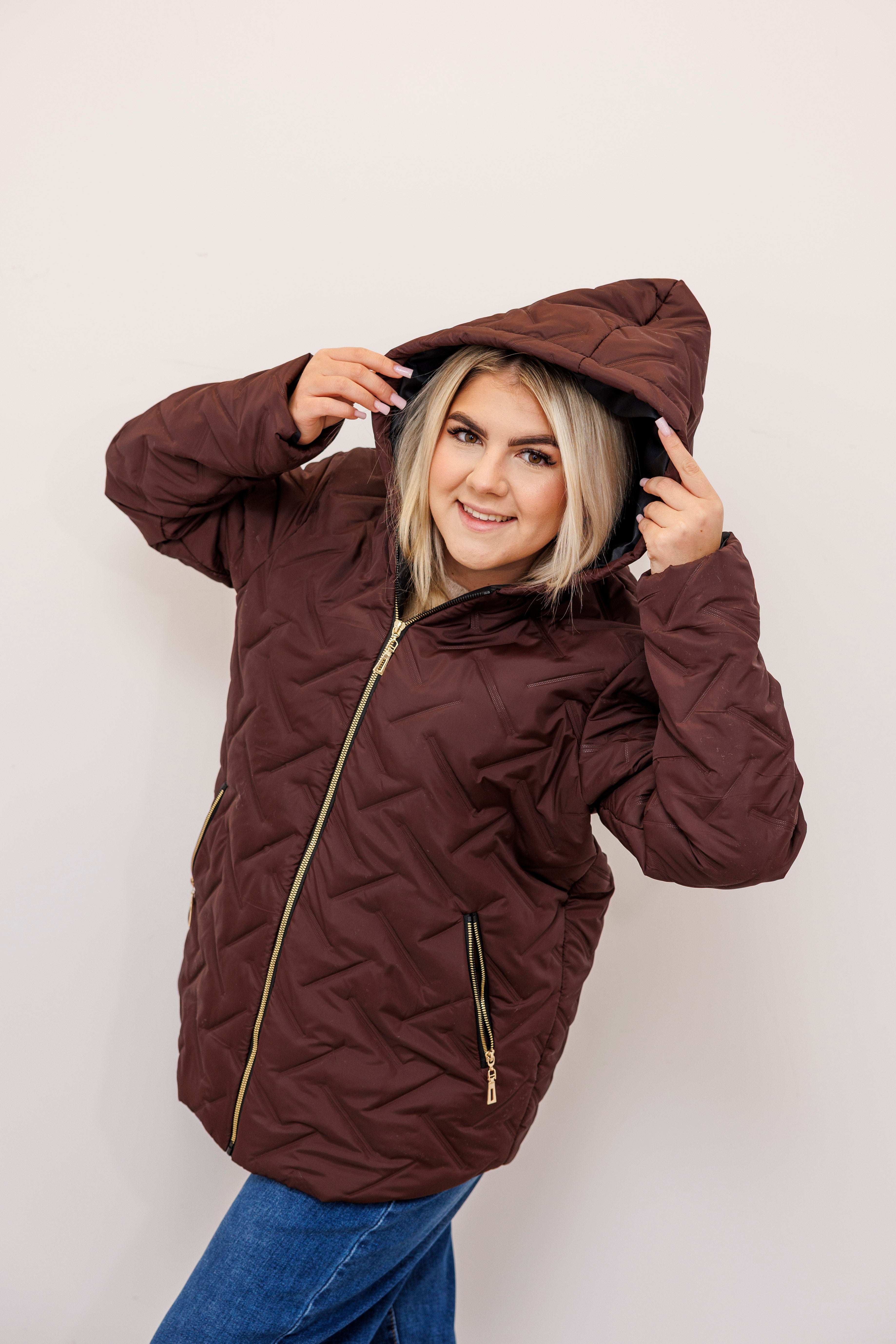 Zimowa kurtka pikowana z kapturem – polska produkcja Brąz