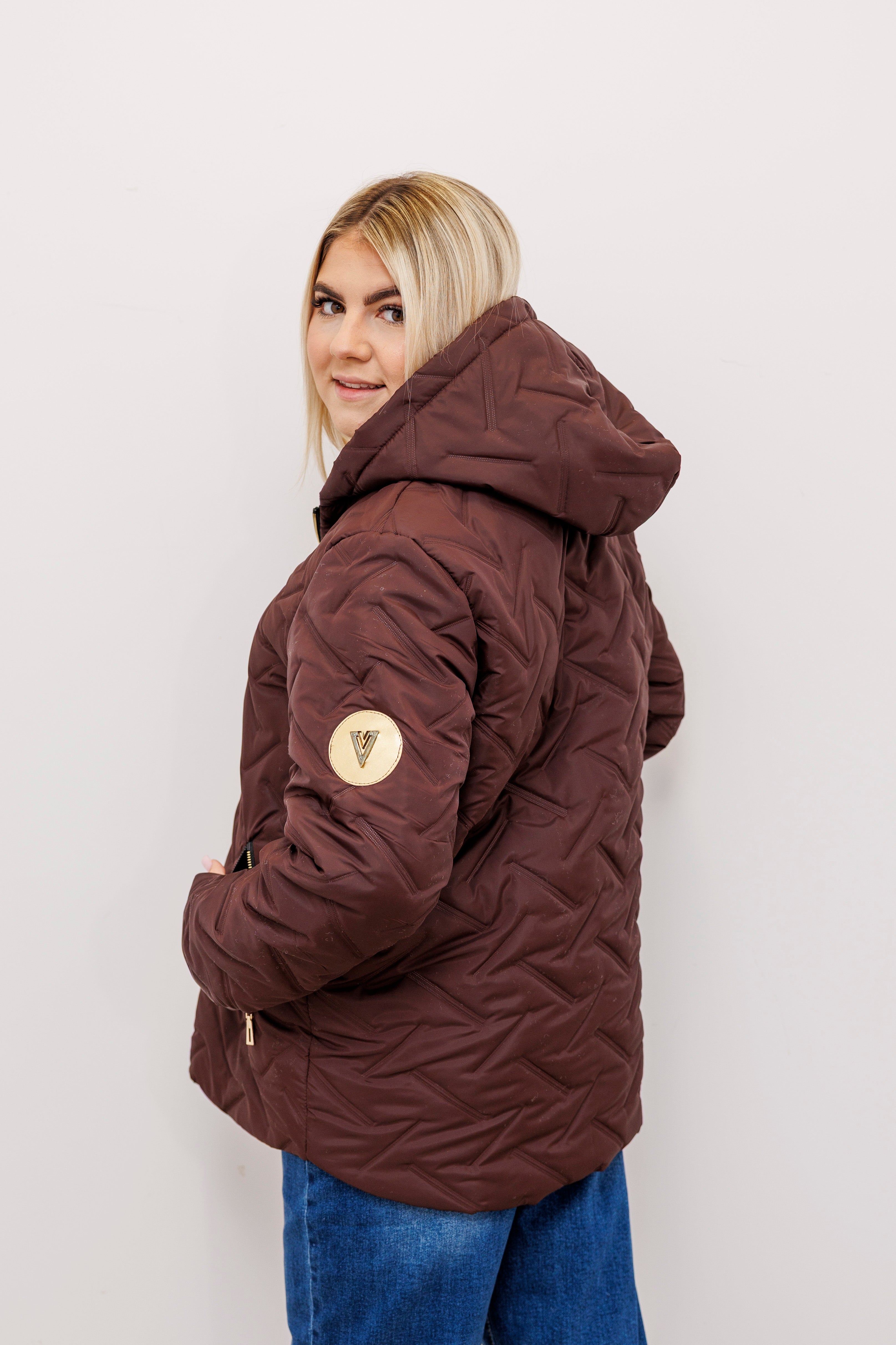 Zimowa kurtka pikowana z kapturem – polska produkcja Brąz