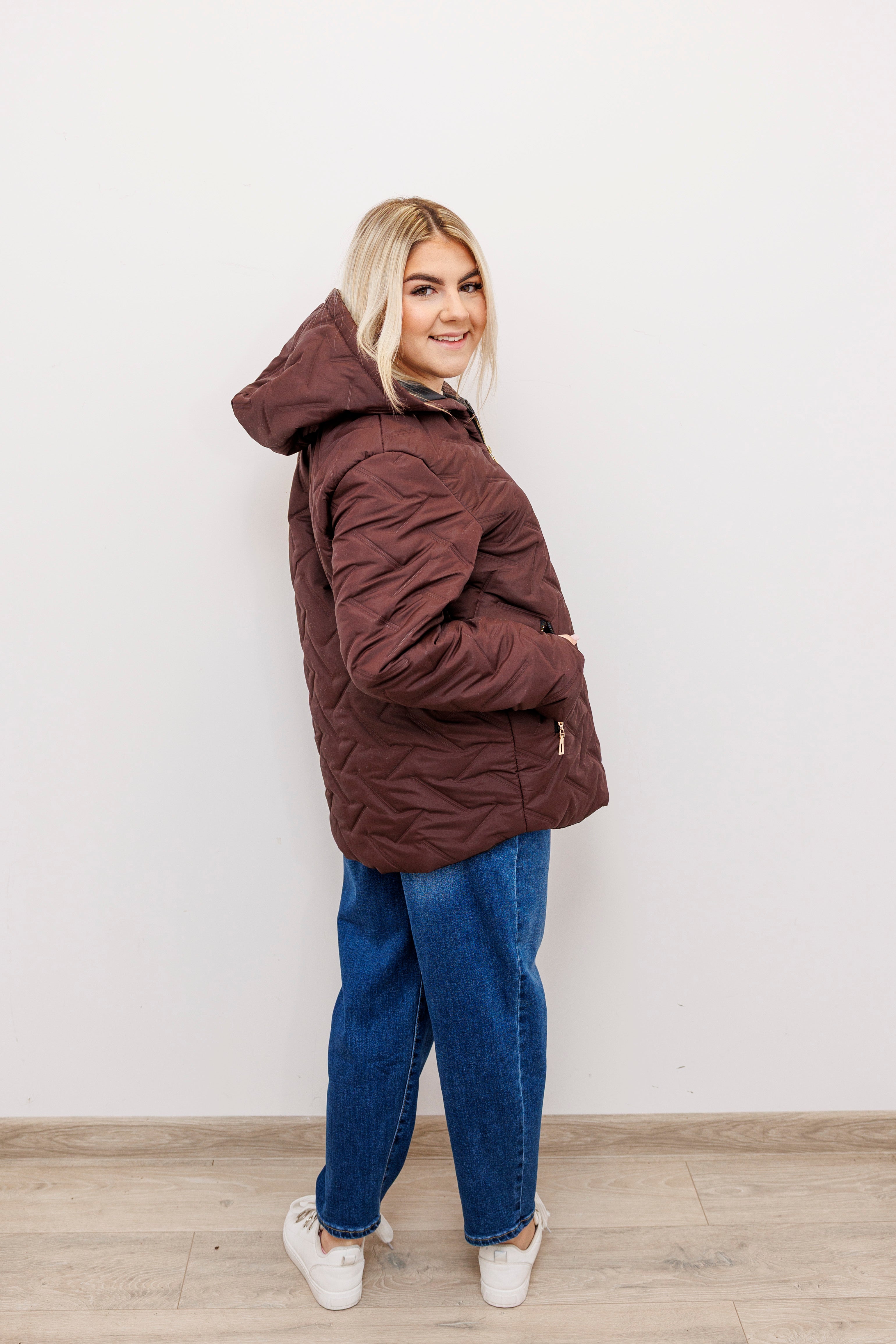 Zimowa kurtka pikowana z kapturem – polska produkcja Brąz