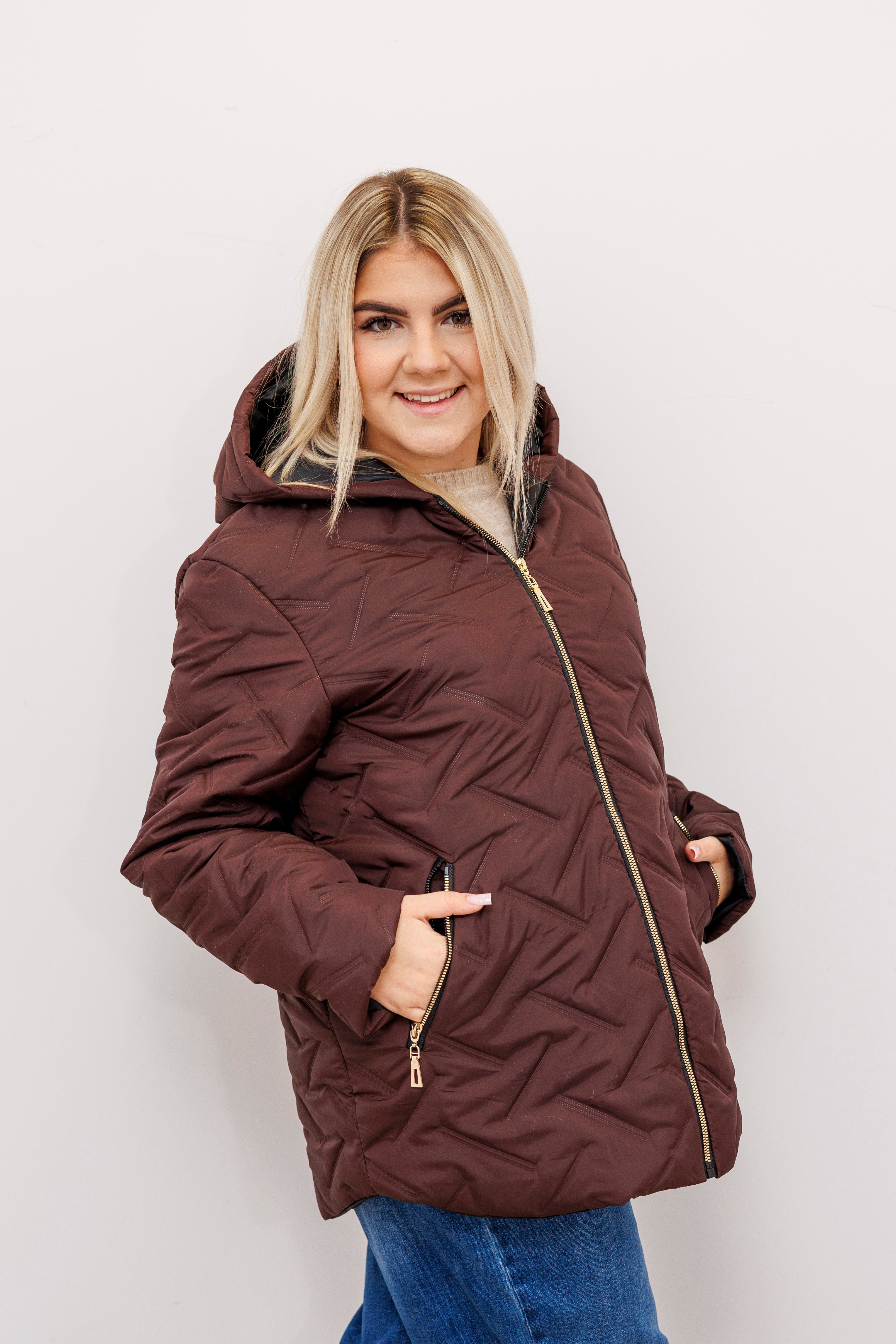 Zimowa kurtka pikowana z kapturem – polska produkcja Brąz