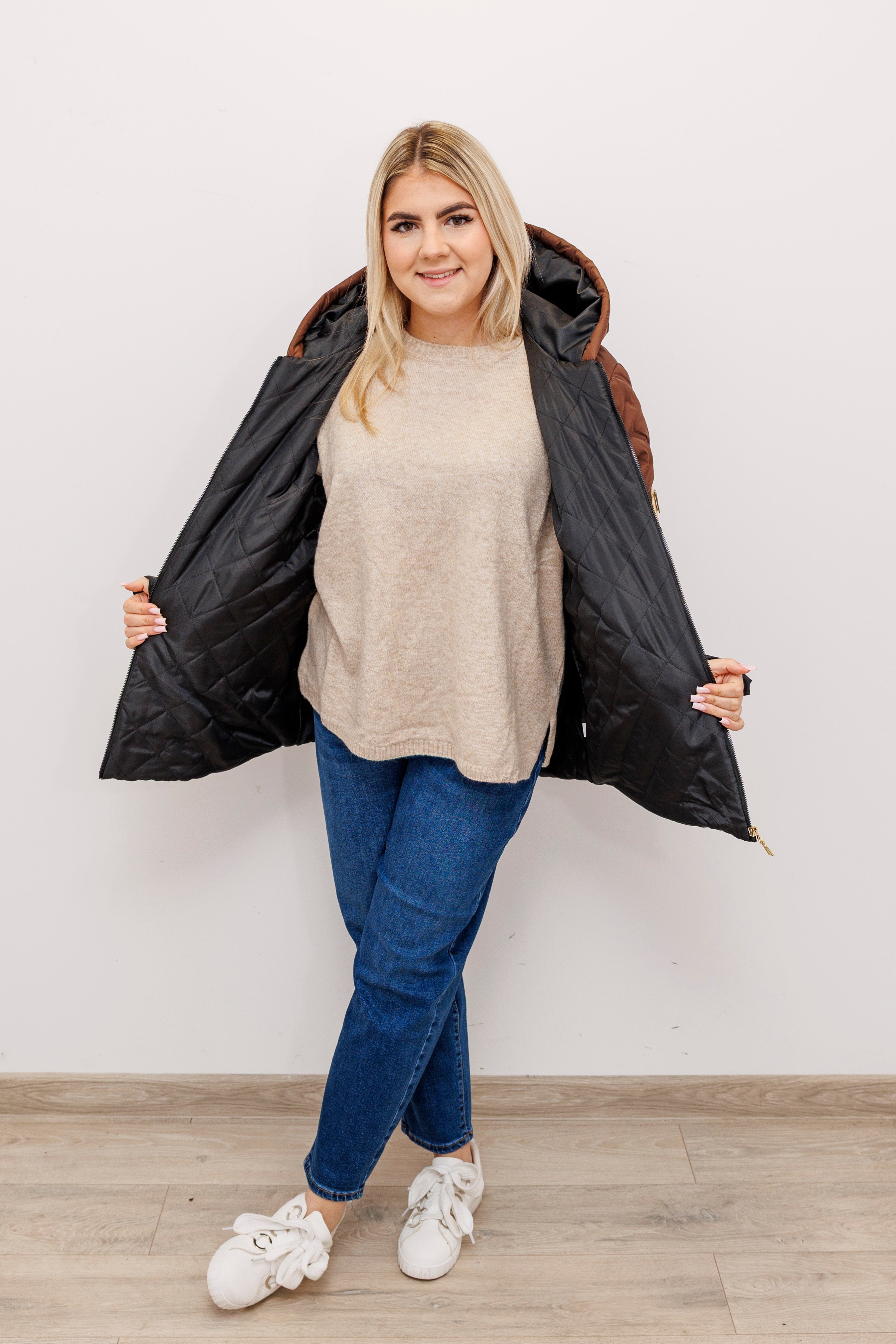 Zimowa kurtka pikowana z kapturem – polska produkcja Brąz