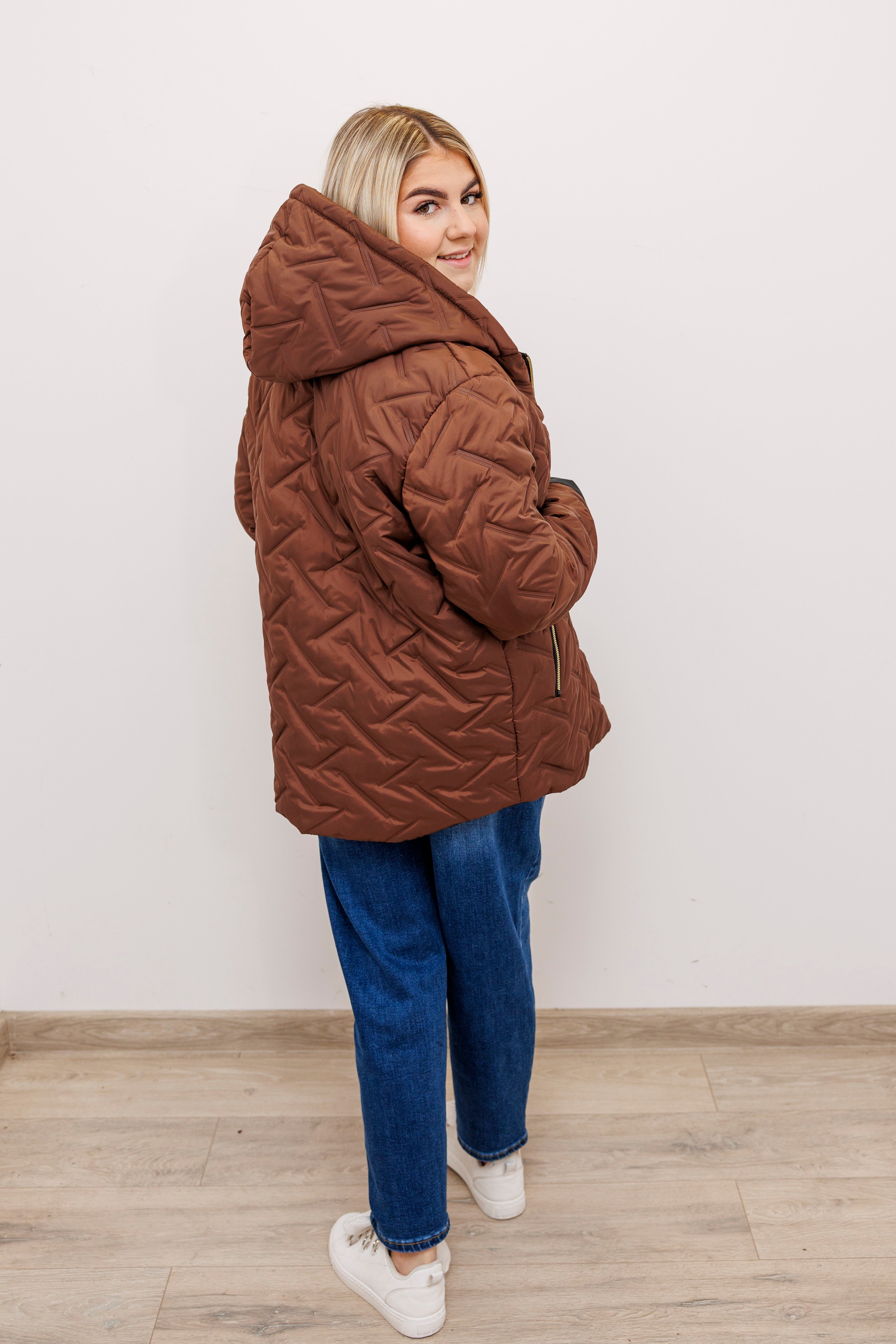 Zimowa kurtka pikowana z kapturem – polska produkcja Jasny Brąz