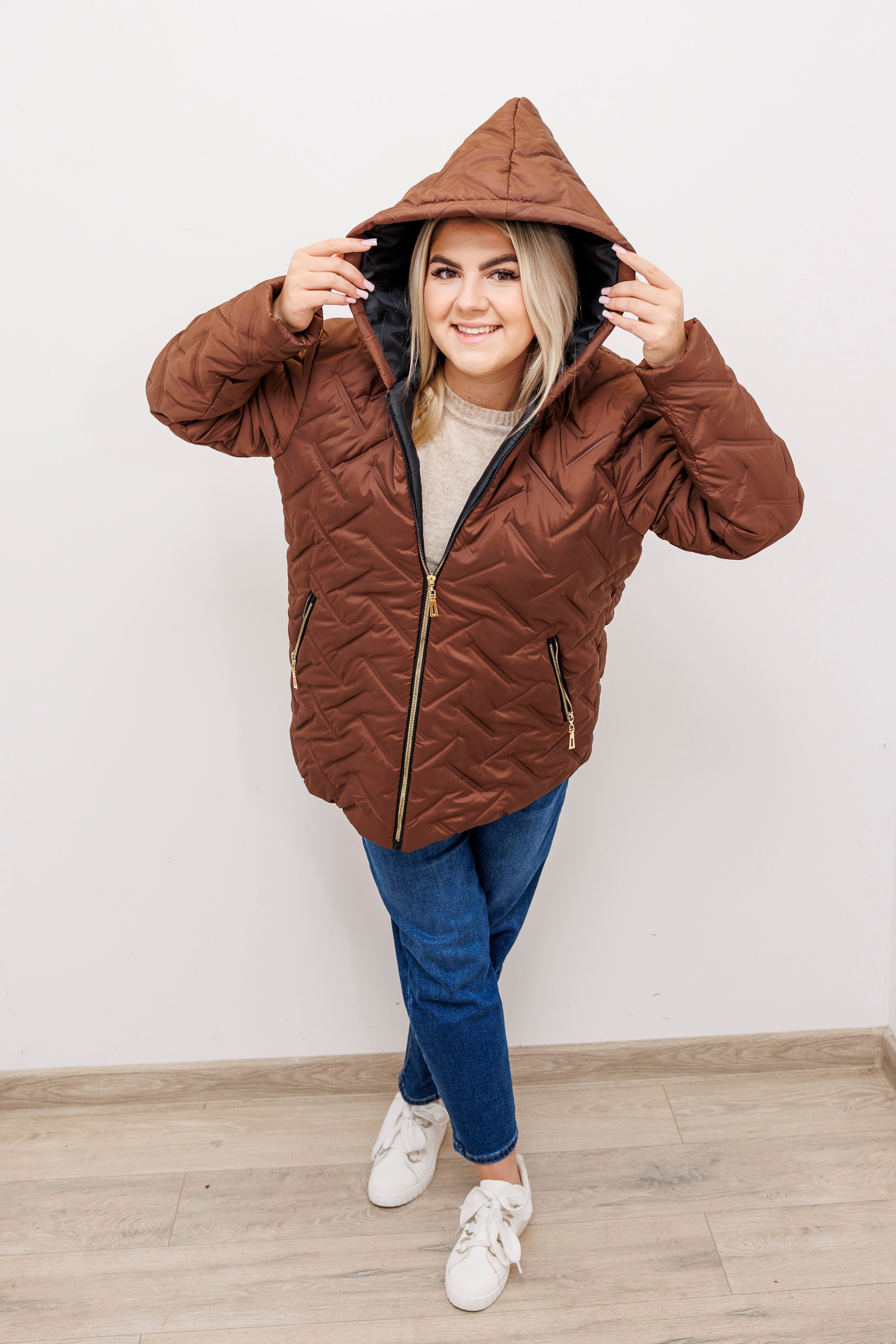 Zimowa kurtka pikowana z kapturem – polska produkcja Jasny Brąz