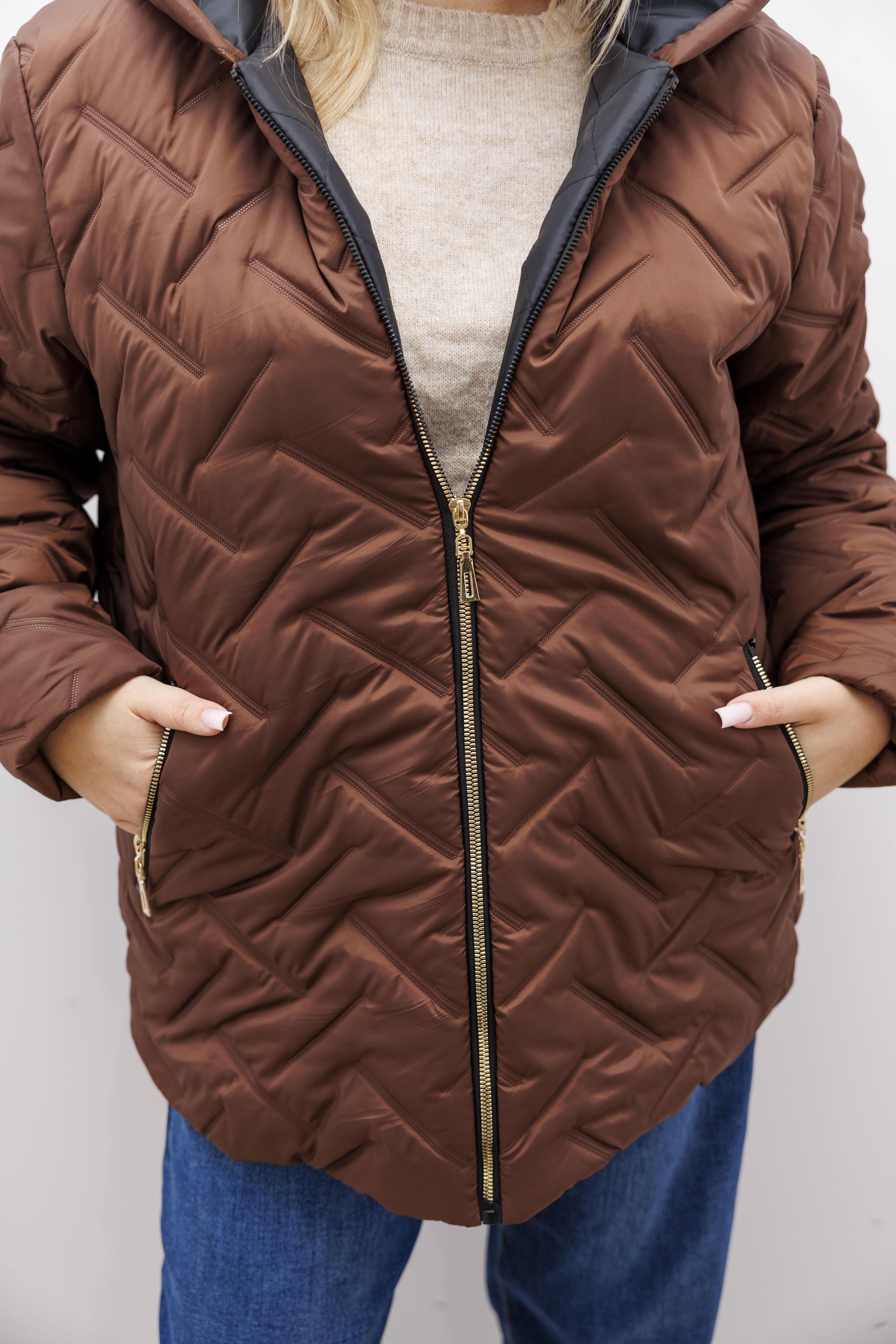 Zimowa kurtka pikowana z kapturem – polska produkcja Jasny Brąz