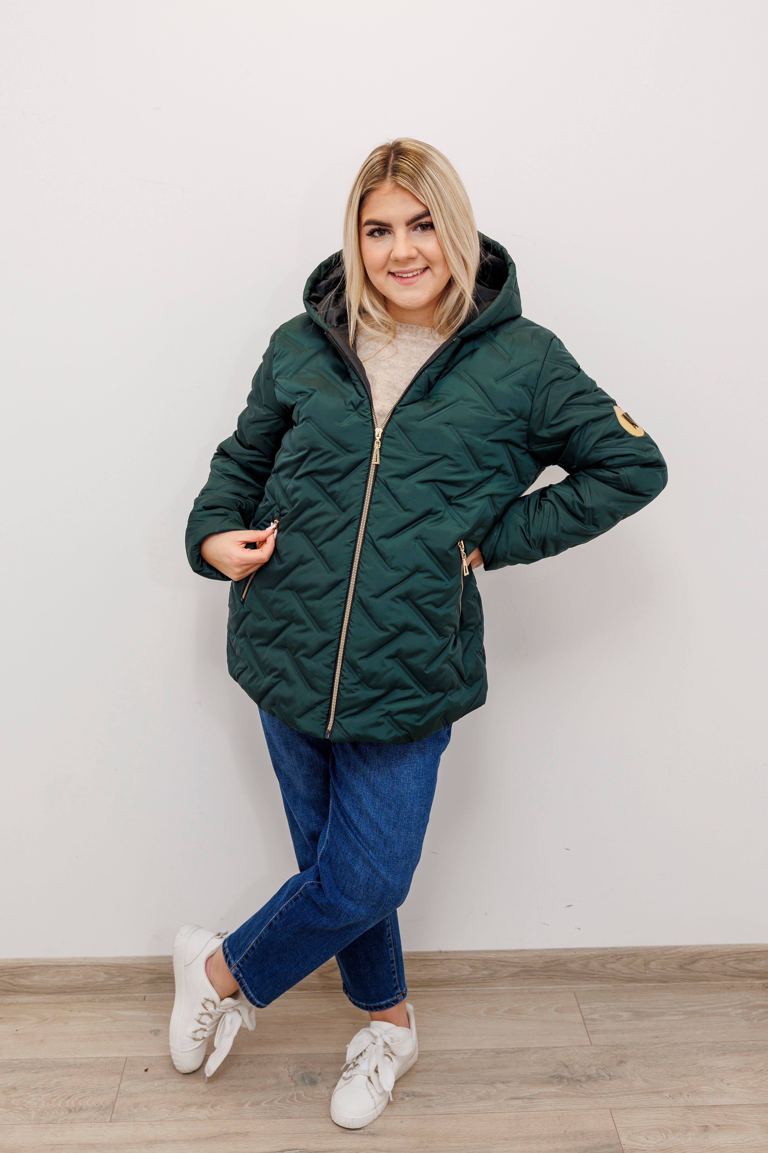 Zimowa kurtka pikowana z kapturem – polska produkcja Butelka