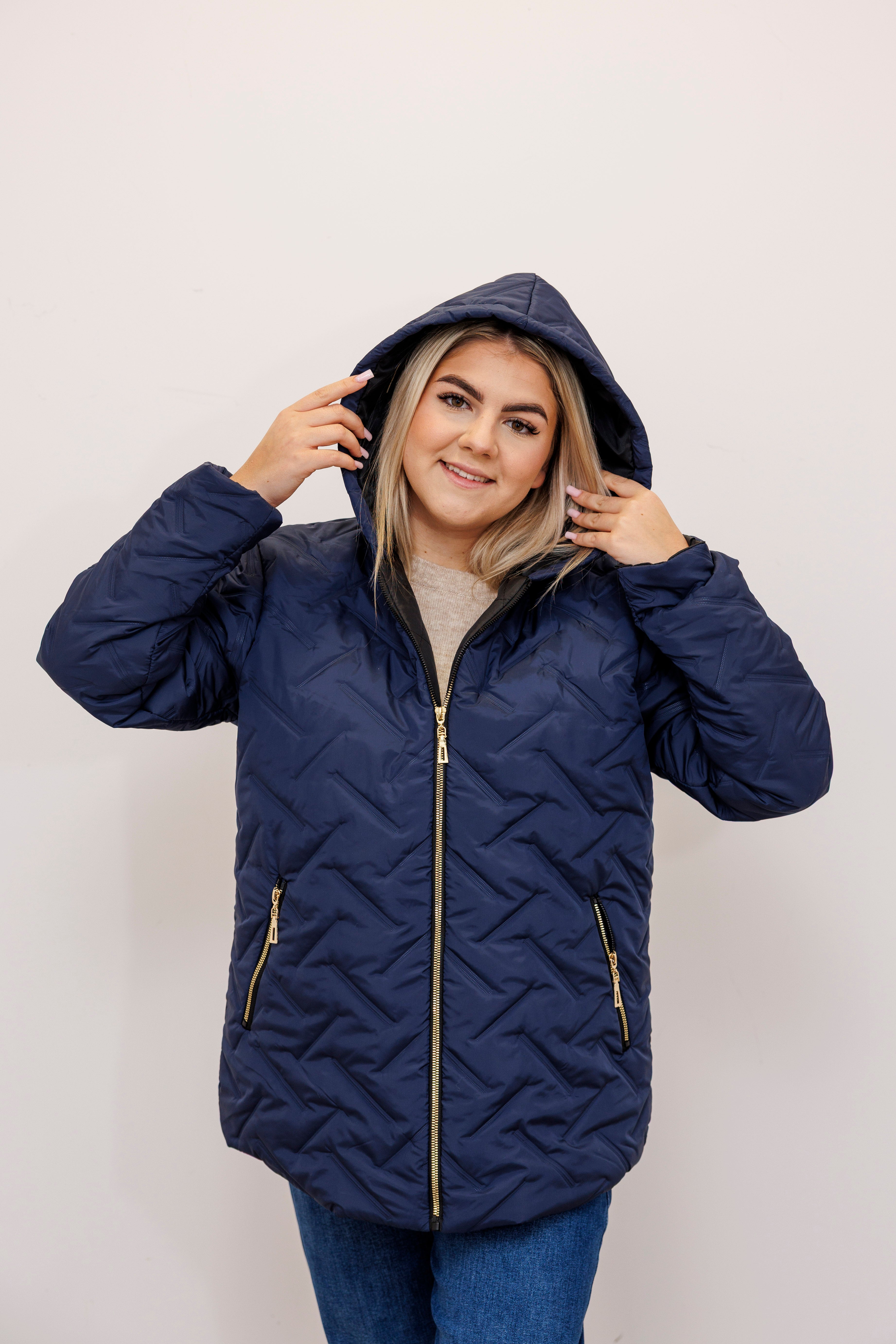 Zimowa kurtka pikowana z kapturem – polska produkcja Granat