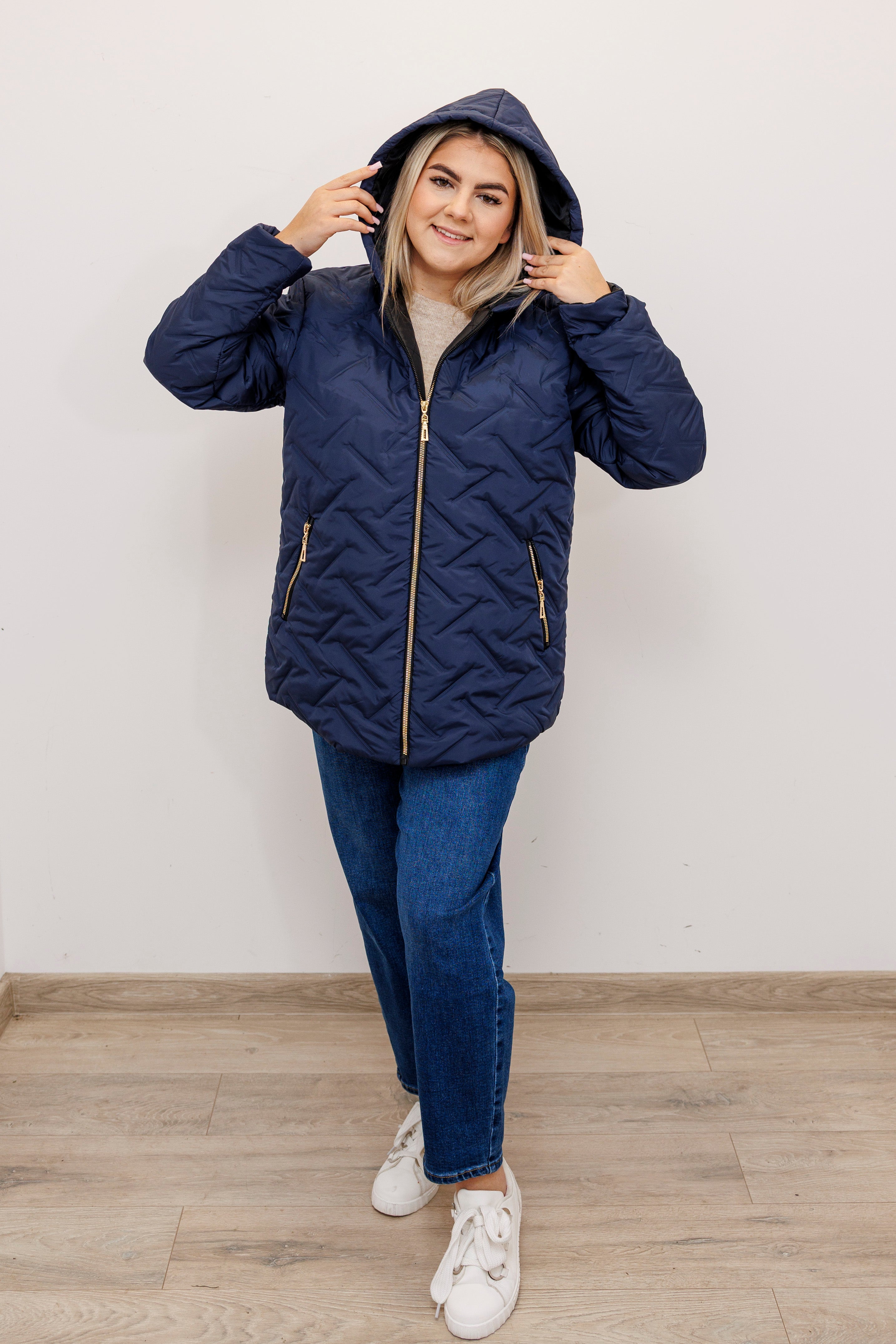 Zimowa kurtka pikowana z kapturem – polska produkcja Granat