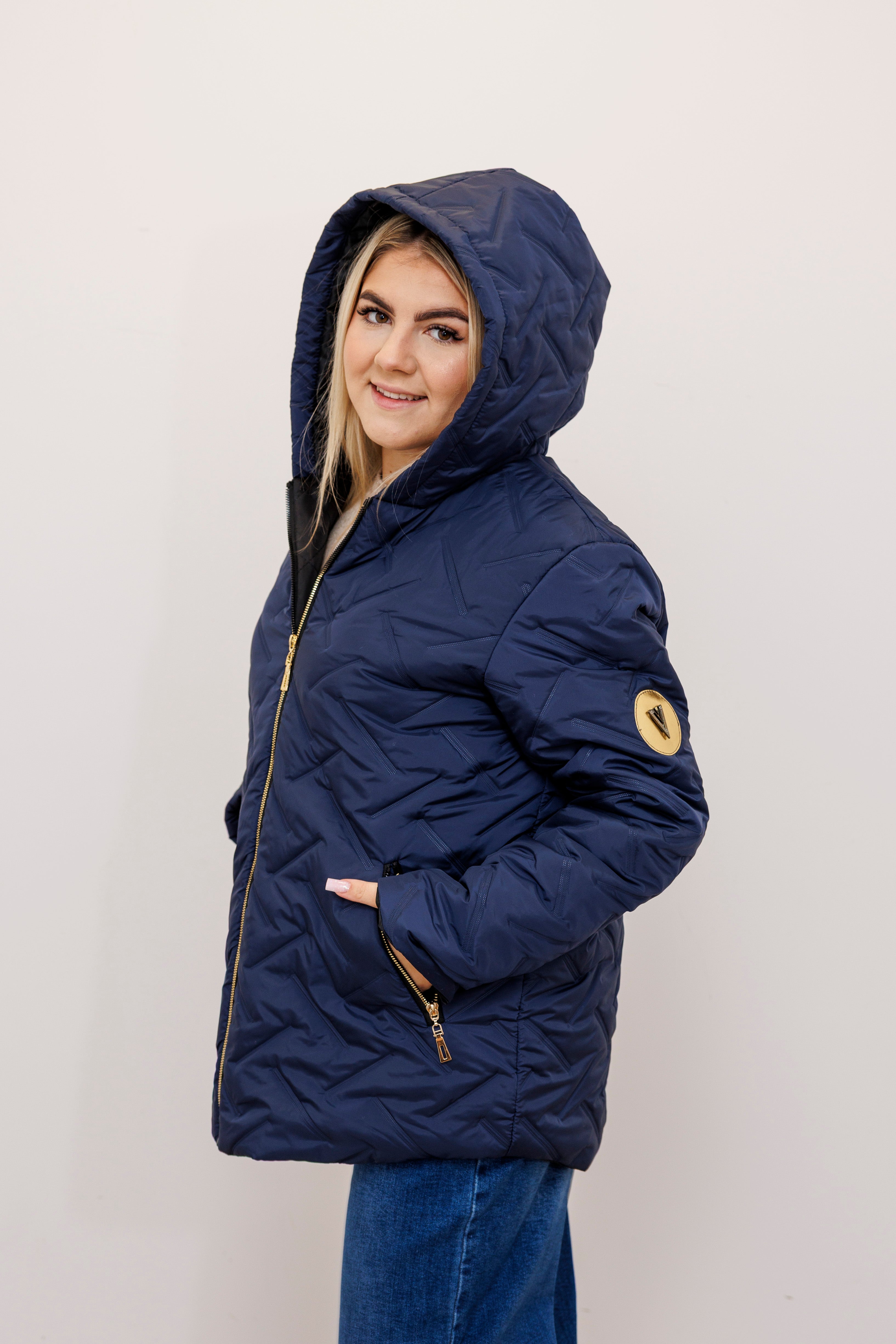 Zimowa kurtka pikowana z kapturem – polska produkcja Granat