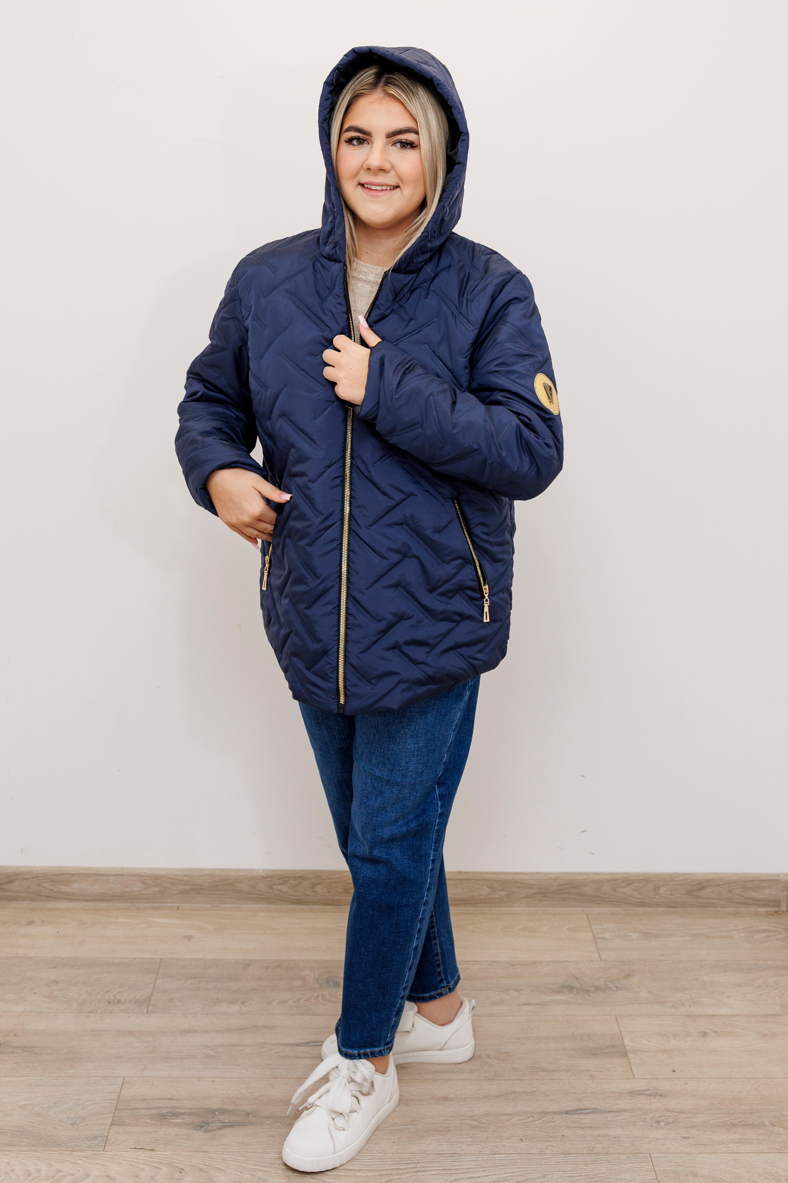 Zimowa kurtka pikowana z kapturem – polska produkcja Granat